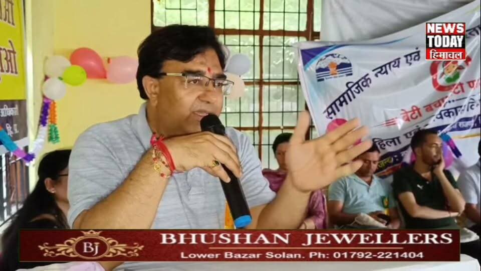 राजगढ़ में 9वें राष्ट्रीय पोषण माह का शुभारंभ, 190 आंगनबाड़ी केंद्रों ने लिया हिस्सा
राजगढ़ में 9वें राष्ट्रीय पोषण माह का शुभारंभ किया गया। बाल विकास परियोजना राजगढ़ के कार्यक्रम में एसडीएम राज कुमार ठाकुर ने दीप प्रज्ज्वलित कर अभियान की शुरुआत की। इस दौरान पोषण को जन-आंदोलन बनाने का आह्वान किया गया।
कार्यक्रम में राजगढ़ विकास खंड के सभी 190 आंगनबाड़ी केंद्रों की कार्यकर्ताओं ने भाग लिया। इस दौरान ‘बेटी बचाओ, बेटी पढ़ाओ’ और राष्ट्रीय पोषण माह की शपथ भी दिलाई गई। विभिन्न विभागों के अधिकारी और कर्मचारी भी कार्यक्रम में मौजूद रहे।
वक्ताओं ने कहा कि कुपोषण से लड़ने के लिए केवल सरकारी प्रयास पर्याप्त नहीं हैं। स्वस्थ मां, स्वस्थ बच्चा और स्वस्थ परिवार के लिए हर परिवार और समुदाय की भागीदारी जरूरी है।
कार्यक्रम में बच्चों के जीवन के शुरुआती छह वर्षों में पोषण, मस्तिष्क विकास और स्वास्थ्य पर विशेष ध्यान देने की जरूरत बताई गई। साथ ही स्थानीय पौष्टिक खाद्य पदार्थों को भोजन में शामिल करने और स्वच्छता अपनाने का संदेश दिया गया।
कार्यक्रम के दौरान गोद भराई और अन्नप्राशन की रस्में भी निभाई गईं। आंगनबाड़ी कार्यकर्ताओं के माध्यम से पोषण और बाल स्वास्थ्य का संदेश घर-घर पहुंचाने पर जोर दिया गया।
राजगढ़ में शुरू हुआ राष्ट्रीय पोषण माह स्वस्थ समाज के निर्माण और जनभागीदारी को मजबूत करने की दिशा में एक महत्वपूर्ण पहल है।
न्यूज टुडे हिमाचल के लिए राजगढ़ से रवि दत्त भारद्वाज की रिपोर्ट।