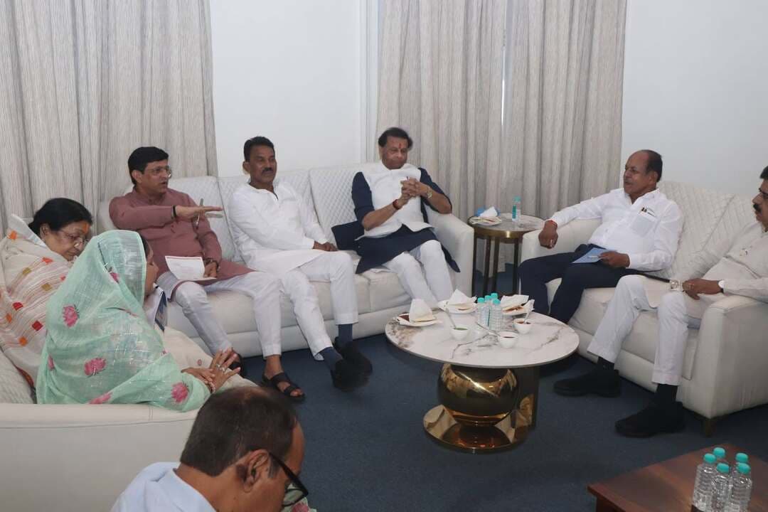 *निकायों की वित्तीय मजबूती के लिए स्थानीय स्तर पर राजस्व के नए स्रोत तलाशने की जरूरत : श्री जयभान सिंह पवैया*
---
*छठवें राज्य वित्त आयोग के अध्यक्ष श्री पवैया ने इंदौर में जनप्रतिनिधियों के साथ की बैठक*
---
*वित्तीय सुदृढ़ता, राजस्व के नए स्रोत और विकास कार्यों की गुणवत्ता पर हुई चर्चा*
इंदौर, 09 सितंबर 2026
छठवें राज्य वित्त आयोग के अध्यक्ष श्री जयभान सिंह पवैया ने बुधवार को इंदौर के रेसीडेंसी कोठी में जनप्रतिनिधियों के साथ बैठक कर पंचायती राज संस्थाओं एवं नगरीय निकायों की वित्तीय स्थिति, राजस्व के नए स्रोत, विकास कार्यों की गुणवत्ता तथा स्थानीय निकायों की आवश्यकताओं के संबंध में सुझाव प्राप्त किए।
बैठक में जल संसाधन मंत्री श्री तुलसीराम सिलावट, सांसद श्री शंकर लालवानी, महापौर श्री पुष्यमित्र भार्गव, विधायक श्री मधु वर्मा एवं श्रीमती मालिनी लक्ष्मण सिंह गौड़, जिला पंचायत अध्यक्ष श्रीमती रीना सतीश मालवीय, संभागायुक्त श्री भास्कर लाक्षाकार, छठवें राज्य वित्त आयोग के सदस्य श्री के.के. सिंह एवं सदस्य सचिव श्री वीरेन्द्र कुमार आदि उपस्थित थे।
श्री पवैया ने कहा कि छठवें राज्य वित्त आयोग द्वारा प्रदेश के विभिन्न संभागों का भ्रमण कर स्थानीय निकायों की धरातलीय स्थिति का अध्ययन किया जा रहा है। इंदौर में आज दो स्तरों पर बैठकें आयोजित की गई। प्रथम बैठक जनप्रतिनिधियों के साथ हुई, जिसमें मंत्री, सांसद, विधायक, महापौर एवं जिला पंचायत अध्यक्ष सहित अन्य जनप्रतिनिधियों ने स्थानीय निकायों से जुड़े महत्वपूर्ण सुझाव दिए। दूसरी बैठक अधिकारियों के साथ हुई। श्री पवैया ने कहा कि आयोग के समक्ष प्रमुख विषय पंचायती राज संस्थाओं और नगरीय निकायों को वित्तीय रूप से सुदृढ़ बनाने के लिए प्रभावी उपाय तलाशना है। केंद्रीय वित्त आयोग एवं राज्य वित्त आयोग की सिफारिशों के आधार पर निकायों को राशि प्राप्त होती है, लेकिन स्थानीय निकाय अपने स्तर पर राजस्व के नए स्रोत विकसित कर अपनी वित्तीय स्थिति किस प्रकार मजबूत कर सकते हैं, इस पर भी गंभीरता से विचार किया जा रहा है। श्री पवैया ने कहा कि विकास सीधे तौर पर वित्तीय संसाधनों से जुड़ा हुआ है। इसलिए केवल राज्य अथवा केंद्र से मिलने वाले अनुदान पर निर्भर रहने के बजाय पंचायतों और नगरीय निकायों को अपने स्तर पर भी राजस्व बढ़ाने के प्रयास करने होंगे। स्थानीय स्तर पर संसाधन जुटाने की क्षमता बढ़ाना वित्तीय आत्मनिर्भरता की दिशा में महत्वपूर्ण कदम होगा।
*विकास कार्यों की गुणवत्ता और क्वालिटी कंट्रोल पर भी चर्चा*
बैठक में स्थानीय निकायों द्वारा कराए जा रहे विकास कार्यों की गुणवत्ता तथा क्वालिटी कंट्रोल को लेकर भी विस्तार से चर्चा हुई। श्री पवैया ने कहा कि यह केवल महत्वपूर्ण नहीं है कि किसी निकाय को कितना फंड मिल रहा है, बल्कि यह भी देखना जरूरी है कि उपलब्ध राशि से कराए जा रहे विकास कार्यों की गुणवत्ता कैसी है। गुणवत्ता नियंत्रण की व्यवस्था को और प्रभावी बनाने के लिए आवश्यक कदमों पर भी आयोग विचार कर रहा है।
*इंदौर के नवाचारों की सराहना*
छठवें राज्य वित्त आयोग के अध्यक्ष श्री जयभान सिंह पवैया ने इंदौर नगर निगम क्षेत्र में किए गए विभिन्न नवाचारों की सराहना की। उन्होंने कहा कि कचरा निष्पादन के क्षेत्र में इंदौर ने अभिनव प्रयोग किए हैं। इसके अलावा जलकर और संपत्ति कर की वसूली को लेकर भी प्रभावी प्रयास किए गए हैं, जिनसे शहर के विकास में मदद मिली है।
उन्होंने कहा कि आयोग का उद्देश्य स्थानीय निकायों की वास्तविक स्थिति का अध्ययन कर महामहिम राज्यपाल को प्रतिवेदन के माध्यम से सिफारिशें प्रस्तुत करना है। आयोग यह अध्ययन कर रहा है कि ग्रामीण एवं शहरी निकायों की वर्तमान आवश्यकताएं क्या हैं तथा उनकी वित्तीय एवं प्रशासनिक क्षमता को मजबूत करने के लिए राज्य सरकार किस प्रकार अतिरिक्त सहयोग कर सकती है। श्री पवैया ने कहा कि नगरीय निकायों में पर्याप्त वित्तीय संसाधन उपलब्ध नहीं होने के कारण कई स्थानों पर विकास कार्य प्रभावित होते हैं। ग्रामीण क्षेत्रों में भी अलग-अलग प्रकार की चुनौतियां हैं। आयोग इन सभी परिस्थितियों का अध्ययन कर ऐसी सिफारिशें तैयार करेगा, जिनसे स्थानीय निकाय अधिक सक्षम और वित्तीय रूप से मजबूत बन सकें। उन्होंने कहा कि आयोग के समक्ष यह भी महत्वपूर्ण विषय है कि राज्य सरकार के कोष से पंचायत एवं नगरीय निकायों को किस अनुपात में राशि उपलब्ध कराई जानी चाहिए। जनप्रतिनिधियों एवं अधिकारियों से प्राप्त सुझावों के आधार पर इस संबंध में भी आयोग अपनी अनुशंसा तैयार करेगा।
*जनप्रतिनिधियों ने दिए महत्वपूर्ण सुझाव*
बैठक में जल संसाधन मंत्री श्री तुलसीराम सिलावट ने ग्राम पंचायतों के सुदृढ़ीकरण से संबंधित विभिन्न सुझाव दिए। उन्होंने शासन से मिलने वाले अनुदान का निर्धारण वर्तमान जनसंख्या के आधार पर किए जाने का आग्रह किया।
सांसद श्री शंकर लालवानी ने इंदौर नगर निगम की बढ़ती आर्थिक एवं प्रशासनिक जिम्मेदारियों को देखते हुए नगर निगम के वर्तमान वित्तीय हिस्से में पांच गुना बढ़ोतरी करने का सुझाव दिया। उन्होंने बेंगलुरु की तर्ज पर इंदौर के लिए एक प्रतिशत विशेष अनुदान दिए जाने की मांग भी रखी।
महापौर श्री पुष्यमित्र भार्गव ने नगर निगम को मिलने वाले आवंटन में प्रतिवर्ष 10 प्रतिशत वृद्धि करने, प्रॉपर्टी की रजिस्ट्री पर लगने वाले उपकर का पूरा लाभ नगर निगम को दिए जाने तथा कॉलोनी विकास के लिए एक समान नियम बनाए जाने सहित विभिन्न सुझाव दिए।
विधायक श्रीमती मालिनी लक्ष्मण सिंह गौड़ ने कमर्शियल एवं आवासीय संपत्तियों को अलग-अलग करने का सुझाव दिया। विधायक श्री मधु वर्मा ने ग्रामीण क्षेत्रों में संपत्ति कर की वर्तमान व्यवस्था को अव्यावहारिक बताते हुए इसमें सुधार की आवश्यकता बताई।
जिला पंचायत अध्यक्ष श्रीमती रीना सतीश मालवीय ने जिला पंचायतों को मिलने वाली राशि में बढ़ोतरी की मांग रखी। संभागायुक्त श्री भास्कर लाक्षाकार ने विभिन्न निधियों को संकलित कर उनके प्रभावी उपयोग के लिए आवश्यक नियम बनाए जाने का सुझाव दिया।
#JansamparkMP #indore #इंदौर
CM Madhya Pradesh
Jansampark Madhya Pradesh