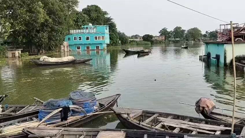 बिहार खगड़िया :जिन्होंने बाढ़ के पानी में अपना आशियाना नहीं छोड़ा उनकी हालत तो और ख़राब है।एक और जहाँ उन्हें तपती धूप सामना करना पड़ता है तो दूसरी ओर बारिश का।अपनी हालात के आगे लोग बेबस है। सबसे बुरा हाल गोगरी, परबत्ता,और सदर प्रखंड का है। जहां बाढ़ आने से कई गांवों का सड़क मार्ग से संपर्क टूट गया है।इन इलाकों में खेत से लेकर घरों में बाढ़ का पानी प्रवेश कर गया है। बाढ़ से प्रभावित सभी पंचायतों में हर तरफ पानी ही पानी नजर आ रहा है। हालांकि जिलाधिकारी लगातार बाढ़ प्रभावित सभी पंचायतों का जायजा ले रहे हैं। डीएम की माने तो ये अब तक के इतिहास का सबसे ज्यादा वाटर लेवल है।प्रशासन की तरफ से बाढ़ पीड़ितों के लिए हर तरह की मुकम्मल व्यवस्था की गई है।वे खुद इसकी मॉनिटरिंग लगातार कर रहे हैं। बाढ़ पीड़ितों के बीच 43 कम्युनिटी किचन के साथ ही आवश्यक राहत सामग्री का वितरण किया जा रहा है। अभी बाढ़ पीड़ितों के बीच 100 नावें चल रही है।