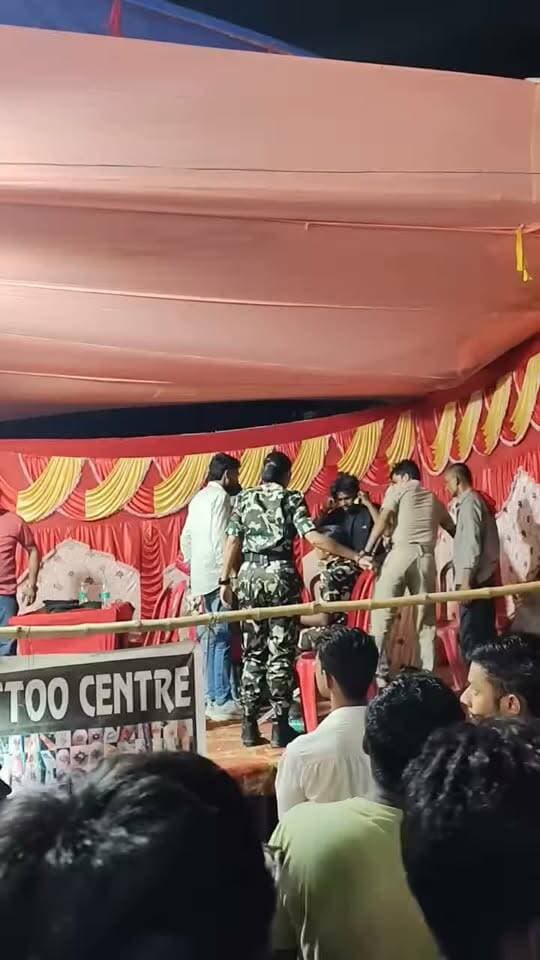 बेगूसराय के तेघरा मेला में लड़की को छेड़ने वाले युवक को पुलिस ने पकड़ा उठक बैठक कराई फिर छोड़ दिया