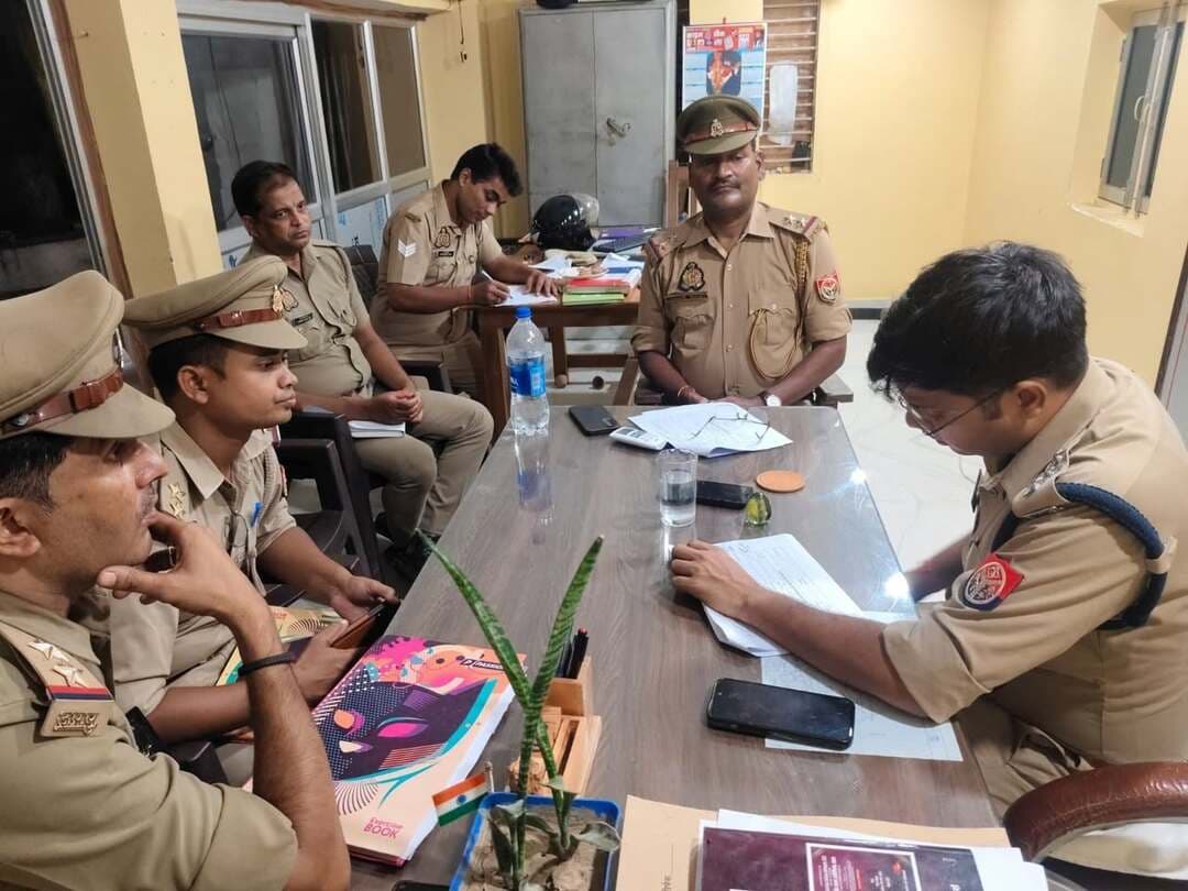 #Balrampur ! थाना #श्रीदत्तगंज में अपराध समीक्षा गोष्ठी: लंबित विवेचनाओं के त्वरित निस्तारण व अपराधियों पर कसने लगा शिकंजा...
#बलरामपुर: क्षेत्राधिकारी उतरौला डॉ. जितेन्द्र कुमार ने बुधवार को थाना श्रीदत्तगंज परिसर में विवेचकों के साथ अपराध व विवेचना समीक्षा बैठक की। इस दौरान उन्होंने लंबित मामलों के त्वरित निस्तारण, वांछित अभियुक्तों की गिरफ्तारी और कानून-व्यवस्था को मजबूत बनाने को लेकर आवश्यक दिशा-निर्देश दिए।
बैठक में लंबित विवेचनाओं की समीक्षा करते हुए क्षेत्राधिकारी ने सभी विवेचकों को निर्देश दिया कि वे गुण-दोष के आधार पर निष्पक्ष और समयबद्ध तरीके से जांच पूरी करें। उन्होंने कहा कि लंबित प्रार्थना पत्रों और विभिन्न प्रकरणों पर त्वरित वैधानिक कार्रवाई सुनिश्चित की जाए ताकि फरियादियों को जल्द न्याय मिल सके।
सीओ ने अपराध नियंत्रण के लिए वांछित व वारंटी अभियुक्तों की जल्द से जल्द गिरफ्तारी करने तथा न्यायालयों में लंबित अभियोगों में प्रभावी पैरवी करने के सख्त निर्देश दिए। उन्होंने स्पष्ट किया कि क्षेत्र में कानून-व्यवस्था से किसी भी प्रकार का समझौता नहीं किया जाएगा। बैठक में थाना श्रीदत्तगंज के समस्त अधिकारी, कर्मचारी एवं विवेचक उपस्थित रहे।
#balrampur #balrampurpolic