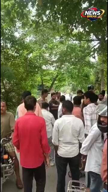 तेज रफ्तार बाइक पेड़ से टकराई, 20 मीटर दूर पानी के गड्ढे में गिरा युवक,गंभीर घायल