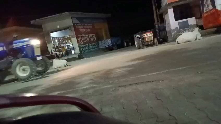 आखिर बदायूं प्रशासन क्या इतना मजबूर है कि माफिया इतने बेखौफ गंगा बालू खनन प्वाइंट कासगंज जिले में लिया खनन बदायूं जिले के क्षेत्र में किया जा रहा इतना ही नहीं अत्यंत ओवरलोड ट्राला डंपर बालू भरकर सड़कों पर सिरपटकते हुए दौड़ते हैं लेकिन किसी की मजाल जो कार्रवाई करे जबकि इस तरह कभी भी बड़ा हादसा हो सकता है लेकिन भाजपा के नेता हैं ठेकेदार, तो फिर किस अधिकारी की मजाल जो कार्रवाई करे,