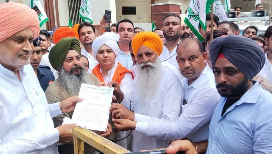 आज रादौर निवास स्थान पर प्रदेश के विभिन्न क्षेत्रों से आए किसान साथियों से मुलाकात हुई। 🌾
किसान साथियों ने अपनी विभिन्न मांगों एवं समस्याओं को लेकर मांग पत्र सौंपा। मैंने सभी किसान साथियों की बातों को गंभीरता से सुना और उन्हें आश्वासन दिया कि उनकी सभी जायज मांगों को माननीय मुख्यमंत्री नायब सिंह जी के समक्ष रखकर, उन पर विचार-विमर्श करते हुए पूरा करवाने का हरसंभव प्रयास किया जाएगा।
किसान हमारे प्रदेश की अर्थव्यवस्था और हमारी ग्रामीण व्यवस्था की रीढ़ हैं। उनके हितों और समस्याओं के समाधान के लिए हर संभव प्रयास जारी रहेगा।