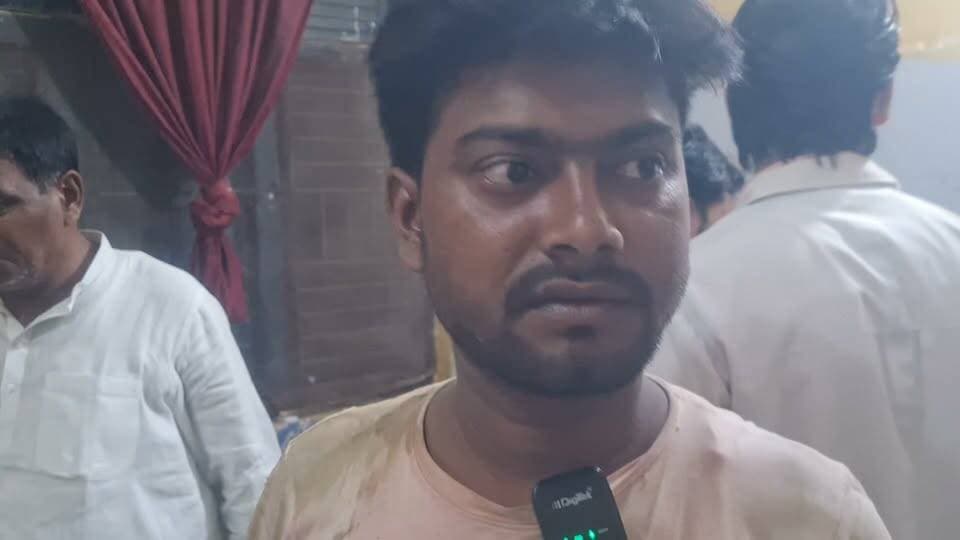🚨 बलिया में दर्दनाक हादसा: दो बाइकों की टक्कर में मूक-बधिर युवक की मौत, दूसरा कोमा में
बलिया जनपद के उभांव थाना क्षेत्र अंतर्गत बलिया नगर मार्ग स्थित जमुआंव पेट्रोल पंप के पास आज शाम दो बाइकों में भीषण आमने-सामने की भिड़ंत हो गई। हादसे में दो युवक गंभीर रूप से घायल हो गए, जिन्हें सीयर सामुदायिक स्वास्थ्य केंद्र लाया गया।
इलाज के दौरान 27 वर्षीय अनूप (पुत्र श्रीराम, निवासी मूक-बधिर) ने दम तोड़ दिया। वहीं हादसे में घायल दूसरा युवक चंदन राजभर (25 वर्ष, पुत्र नन्हे लाल राजभर, निवासी इनामीपुर) की हालत अत्यंत नाजुक होने के कारण वह कोमा में है।
#BalliaNews #RoadAccident #Ballia #BreakingNews #UPNews