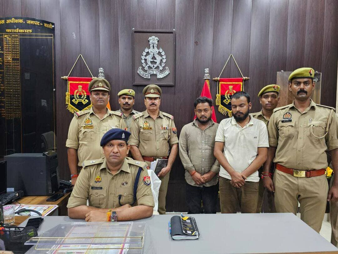 बस्ती समाचार
राहगीरों से जबरन गाड़ियां छीनकर वसूली करने वाले गिरोह का पर्दाफाश, 2 शातिर गिरफ्तार 3 बाइक और कार बरामद
बस्ती थाना कप्तानगंज पुलिस टीम ने राहगीरों को डरा-धमकाकर अवैध रूप से उनकी गाड़ियां कब्जे में लेने और पैसों की वसूली करने वाले गिरोह के दो शातिर अभियुक्तों को गिरफ्तार किया है। पुलिस ने उनके कब्जे से तीन चोरी/छीनी गई मोटरसाइकिलें और घटना में प्रयुक्त स्विफ्ट कार जब्त की है।
रेहरवा टिनिच मार्ग नहर पुलिया के पास से हुई गिरफ्तारी
थानाध्यक्ष कप्तानगंज की पुलिस टीम को सूचना मिली थी कि सड़क पर फर्जी तरीके से गाड़ियां छीनकर वसूली करने वाला गिरोह सक्रिय है। पुलिस ने 9 सितंबर 2026 को समय दोपहर 02:35 बजे रेहरवा टिनिच मार्ग नहर पुलिया के पास से दो अभियुक्तों को स्विफ्ट कार (UP51 BU 5308) के साथ धर दबोचा। गाड़ी को मोटर व्हीकल एक्ट की धारा 207 के तहत सीज कर दिया गया है।
गिरफ्तार अभियुक्त:
आदर्श सिंह (उम्र 23 वर्ष), निवासी हथिनाग, थाना वजीरगंज, जनपद गोंडा
शशांक पांडेय (उम्र 21 वर्ष), निवासी बैदोलिया, थाना कप्तानगंज, जनपद बस्ती
क्या था मामला?
पूछताछ में सामने आया कि गिरोह के सदस्य राहगीरों को रोककर जान से मारने व गंभीर चोट पहुंचाने की धमकी देते थे और जबरन गाड़ियां अपने कब्जे में ले लेते थे। इसके बाद गाड़ी लौटाने के नाम पर भारी रकम की मांग करते थे। पैसा न मिलने पर वाहन हड़प लेते थे।
बरामद व छीनी गई गाड़ियां:
होण्डा स्ट्रीम (UP58 AJ 7456): 27 अगस्त 2026 को कस्बा कप्तानगंज सीएचसी गेट के पास से गुलाब यादव (निवासी महराजगंज) से छीनी गई।
प्लेटिना मोटरसाइकिल (UP51 BL 4244): 6 सितंबर 2026 को जियो पेट्रोल पंप दुधौरा से विजय पाल (निवासी बस्ती) से डरा-धमकाकर छीनी गई।
पल्सर मोटरसाइकिल (BR55 D 5814): 27 अगस्त 2026 को बिहार निवासी संजय मेहता से छीनी गई।
पुलिस ने इस संबंध में थाना कप्तानगंज पर पंजीकृत मु0अ0सं0 238/2026 व 241/2026 (धारा 308(5) बीएनएस) के तहत वैधानिक कार्रवाई की है।
मास्टरमाइंड दे रहा था कोड
पूछताछ के दौरान अभियुक्तों ने खुलासा किया कि इस रैकेट में दो अन्य साथी विशाल भारद्वाज (निवासी कप्तानगंज, बस्ती) और अमन सिंह (निवासी गोंडा) भी शामिल हैं। घटना में प्रयुक्त स्विफ्ट कार अभिषेक यादव (निवासी बेलसड, कप्तानगंज) की है। अभिषेक ही गैंग को लोकेशन व कोड उपलब्ध कराता था, जिसके इशारे पर गिरोह गाड़ियों को टारगेट करता था। पुलिस फरार साथियों की तलाश में जुटी है।
जनपद बस्ती पुलिस की अपील: फर्जी फाइनेंसरों से रहें सावधान
बस्ती पुलिस ने आमजन के लिए चेतावनी जारी की है:
"कुछ फर्जी फाइनेंसर या असामाजिक तत्व सड़क पर बिना किसी कानूनी नोटिस और दस्तावेज के गाड़ियां छीनकर अवैध वसूली कर रहे हैं। ऐसे लोगों के झांसे में बिल्कुल न आएं। यदि कोई व्यक्ति बिना पूर्व सूचना या कागजात के गाड़ी छीनने का प्रयास करे, तो तुरंत नजदीकी पुलिस थाने में सूचना दें। पुलिस ऐसे अपराधियों पर सख्त कार्रवाई कर रही है <nis:link nis:type=tag nis:id=up nis:value=up nis:enabled=true nis:link/> <nis:link nis:type=tag nis:id=basti nis:value=basti nis:enabled=true nis:link/> <nis:link nis:type=tag nis:id=newsfeed nis:value=newsfeed nis:enabled=true nis:link/>