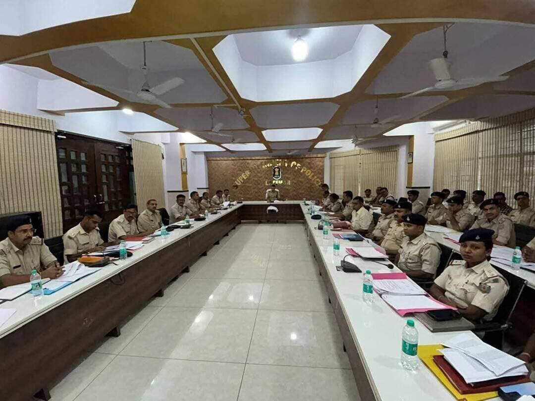 #लातेहार में मासिक अपराध समीक्षा बैठक, लंबित मामलों के जल्द निष्पादन का निर्देश
लातेहार: जिले में कानून-व्यवस्था को मजबूत करने और अपराध पर प्रभावी नियंत्रण को लेकर बुधवार, 9 सितंबर 2026 को पुलिस अधीक्षक लातेहार की अध्यक्षता में मासिक अपराध समीक्षा गोष्ठी आयोजित की गई। बैठक में जिले में पिछले महीने हुई आपराधिक घटनाओं की विस्तार से समीक्षा की गई।
बैठक में हत्या, लूट, दुष्कर्म, POCSO और यूडी कांड की वर्तमान स्थिति, आरोपियों की गिरफ्तारी और मामलों के उद्भेदन के लिए की गई कार्रवाई की जानकारी ली गई। लंबित मामलों का जल्द से जल्द निष्पादन करने के लिए संबंधित पुलिस अधिकारियों को आवश्यक दिशा-निर्देश दिए गए।
इसके अलावा अपराध नियंत्रण, समकालीन अभियान, पिछले एक साल से फरार अपराधियों, दागी पंजी और गृहभेदन के मामलों की भी समीक्षा की गई। पुलिस अधिकारियों को कानून-व्यवस्था बनाए रखने और अपराधियों के खिलाफ प्रभावी कार्रवाई करने का निर्देश दिया गया।
बैठक में पासपोर्ट और चरित्र सत्यापन से जुड़े लंबित मामलों को जल्द पूरा करने पर भी जोर दिया गया। वहीं, eDAR एंट्री और मालखाना प्रभार की स्थिति की समीक्षा की गई।
CEIR पोर्टल के प्रभावी इस्तेमाल और गुम हुए मोबाइल फोन की बरामदगी के लिए की जा रही कार्रवाई की प्रगति भी जांची गई। पुलिस अधीक्षक ने संबंधित अधिकारियों को तकनीकी माध्यमों का बेहतर इस्तेमाल करते हुए मोबाइल बरामदगी की कार्रवाई तेज करने के निर्देश दिए।
मासिक अपराध समीक्षा बैठक में जिले के सभी अनुमंडल पुलिस पदाधिकारी, अंचल निरीक्षक, थाना प्रभारी और विभिन्न शाखाओं के प्रभारी मौजूद रहे।
#Latehar #LateharPolice #JharkhandPolice #CrimeReview #PoliceMeeting #CrimeControl #LawAndOrder #JharkhandNews #LateharNews #PoliceAction #CEIR #MobileRecovery #POCSO #CrimeNews #BreakingNews #LatestNews #JharkhandNewsToday #ViralNews #NewsUpdate #LoktantraBharat