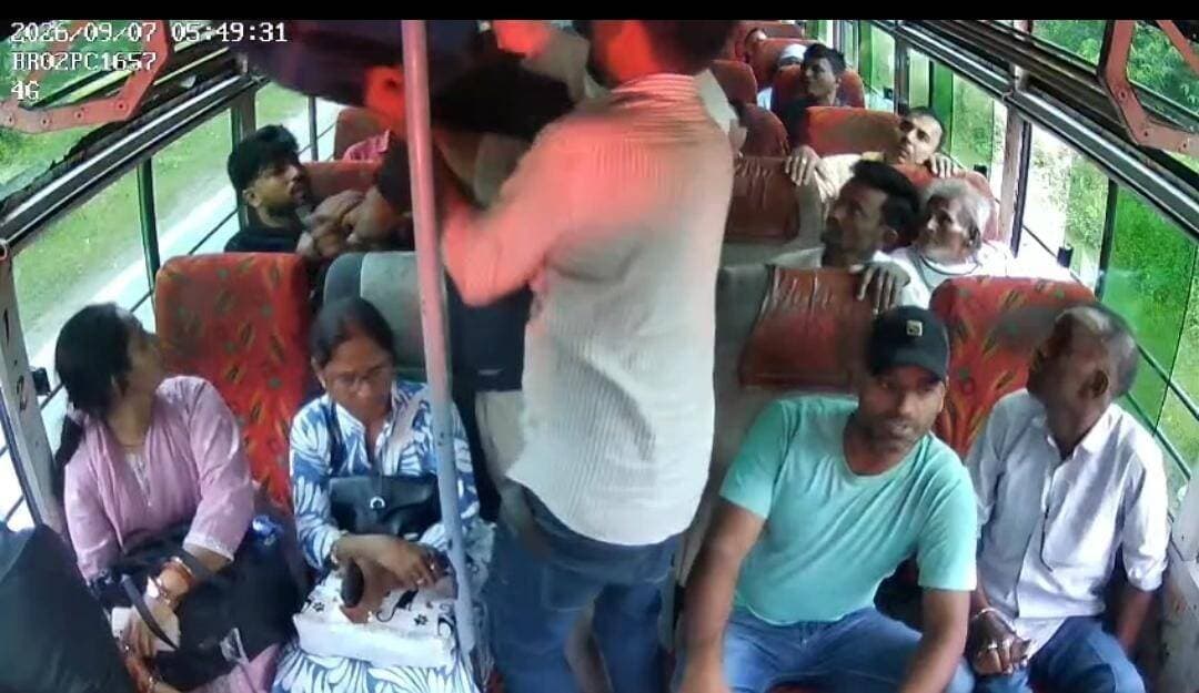 चतरा में स्टार फिश बस रोककर दो यात्रियों से लूट, रुपयों से भरा बैग छीना
हंटरगंज (चतरा)। वशिष्ठ नगर थाना क्षेत्र के भुईयाडीह तरवनवा गांव के पास सोमवार सुबह बदमाशों ने चतरा से गया जा रही स्टार फिश यात्री बस को ओवरटेक कर रोक लिया। काले रंग की थार से पहुंचे चार बदमाश बस में सवार हुए और दो यात्रियों से रुपयों से भरा बैग छीन लिया।
बताया गया कि वारदात के बाद बदमाश दोनों यात्रियों को अपने वाहन में बैठाकर सलैया मोड़ के पास उतारकर फरार हो गए। बस में सवार अन्य यात्रियों के साथ किसी तरह की छेड़छाड़ नहीं की गई।
घटना के बाद आशंका जताई जा रही है कि बदमाशों ने पहले से दोनों यात्रियों की रेकी की थी। हालांकि, रेकी और वारदात की पूरी वजह पुलिस जांच के बाद ही स्पष्ट होगी।
CCTV में कैद हुई वारदात
पूरी घटना बस में लगे CCTV कैमरे में कैद हो गई। घटना का फुटेज सोशल मीडिया पर वायरल होने के बाद पुलिस ने भी इसे जांच का आधार बनाया है। पुलिस फुटेज के जरिए आरोपियों की पहचान और उनकी तलाश में जुटी है।
थाना प्रभारी अमित कुमार सिंह ने घटना की पुष्टि करते हुए बताया कि पीड़ित के आवेदन के आधार पर मामला दर्ज कर लिया गया है। पुलिस मामले की जांच कर रही है और आरोपियों की गिरफ्तारी के लिए कार्रवाई जारी है। उन्होंने जल्द आरोपियों के पकड़े जाने की बात कही है।
<nis:link nis:type=tag nis:id=chatra nis:value=Chatra nis:enabled=true nis:link/> <nis:link nis:type=tag nis:id=hunterganj nis:value=Hunterganj nis:enabled=true nis:link/> <nis:link nis:type=tag nis:id=vashishthnagar nis:value=VashishthNagar nis:enabled=true nis:link/> <nis:link nis:type=tag nis:id=chatranews nis:value=ChatraNews nis:enabled=true nis:link/> <nis:link nis:type=tag nis:id=hunterganjnews nis:value=HunterganjNews nis:enabled=true nis:link/> <nis:link nis:type=tag nis:id=jharkhandnews nis:value=JharkhandNews nis:enabled=true nis:link/> <nis:link nis:type=tag nis:id=lootcase nis:value=LootCase nis:enabled=true nis:link/> <nis:link nis:type=tag nis:id=crimenews nis:value=CrimeNews nis:enabled=true nis:link/> <nis:link nis:type=tag nis:id=breakingnews nis:value=BreakingNews nis:enabled=true nis:link/> <nis:link nis:type=tag nis:id=cctvfootage nis:value=CCTVFootage nis:enabled=true nis:link/> <nis:link nis:type=tag nis:id=viralcctv nis:value=ViralCCTV nis:enabled=true nis:link/> <nis:link nis:type=tag nis:id=crimeinjharkhand nis:value=CrimeInJharkhand nis:enabled=true nis:link/> <nis:link nis:type=tag nis:id=policeinvestigation nis:value=PoliceInvestigation nis:enabled=true nis:link/> <nis:link nis:type=tag nis:id=starfishbus nis:value=StarFishBus nis:enabled=true nis:link/> <nis:link nis:type=tag nis:id=thar nis:value=Thar nis:enabled=true nis:link/> <nis:link nis:type=tag nis:id=loot nis:value=Loot nis:enabled=true nis:link/> <nis:link nis:type=tag nis:id=चतरा nis:value=चतरा nis:enabled=true nis:link/> <nis:link nis:type=tag nis:id=हंटरगंज nis:value=हंटरगंज nis:enabled=true nis:link/> <nis:link nis:type=tag nis:id=लूटकांड nis:value=लूटकांड nis:enabled=true nis:link/> <nis:link nis:type=tag nis:id=सीसीटीवी_फुटेज nis:value=सीसीटीवी_फुटेज nis:enabled=true nis:link/> <nis:link nis:type=tag nis:id=झारखंड_न्यूज nis:value=झारखंड_न्यूज nis:enabled=true nis:link/> <nis:link nis:type=tag nis:id=अपराध nis:value=अपराध nis:enabled=true nis:link/> <nis:link nis:type=tag nis:id=पुलिस_जांच nis:value=पुलिस_जांच nis:enabled=true nis:link/> <nis:link nis:type=tag nis:id=viralnews nis:value=ViralNews nis:enabled=true nis:link/> <nis:link nis:type=tag nis:id=loktantrabharat nis:value=LoktantraBharat nis:enabled=true nis:link/>