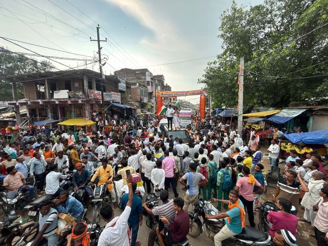 नीलांबर-पीतांबर की धरती पर पहुंची देवेंद्र नाथ महतो की भर्ती व्यवस्था सुधार यात्रा
#गढ़वा। जेपीएससी और जेएसएससी की नियुक्ति प्रक्रियाओं में कथित अनियमितताओं के खिलाफ छात्रों की भर्ती व्यवस्था सुधार यात्रा बुधवार को अपने 17वें दिन गढ़वा पहुंची। यहां छात्र नेता देवेंद्र नाथ महतो के नेतृत्व में विभिन्न स्थानों पर जनसंपर्क और जनसंवाद कार्यक्रम आयोजित किए गए।
यात्रा की शुरुआत बंशी नगर स्थित बाबा धाम में राधा-कृष्ण की पूजा-अर्चना से हुई। इसके बाद हनुमान चौक पर डॉ. राममनोहर लोहिया की प्रतिमा पर माल्यार्पण कर लोगों को संबोधित किया गया।
देवेंद्र नाथ महतो ने कहा कि गढ़वा वीर नीलांबर-पीतांबर की धरती है। यहां के लोगों ने हमेशा अन्याय के खिलाफ संघर्ष किया है। उन्होंने कहा कि आज राज्य के युवा नियुक्ति प्रक्रियाओं में कथित गड़बड़ी और अनियमितता के खिलाफ आवाज उठा रहे हैं।
उन्होंने राज्य सरकार से छात्रों की मांगों पर गंभीरता से विचार करने, नियुक्ति प्रक्रियाओं की निष्पक्ष जांच कराने और पारदर्शी भर्ती व्यवस्था सुनिश्चित करने की मांग की।
इसके बाद गढ़ देवी मंदिर में पूजा-अर्चना की गई। वहां से पैदल यात्रा करते हुए रंका मोड़ पहुंचकर डॉ. भीमराव अंबेडकर को माल्यार्पण किया गया। इसके बाद रोड शो के माध्यम से टाउन हॉल मैदान पहुंचकर जनसभा आयोजित की गई। कार्यक्रम में स्थानीय युवाओं, छात्रों और अभिभावकों की बड़ी संख्या में मौजूदगी रही।
बताया गया कि 11 सितंबर को यात्रा राजधानी रांची पहुंचेगी, जहां इसका विधिवत समापन किया जाएगा
#DevendraNathMahto #BhartiVyavasthaSudharYatra #JPSC #JSSC #JSSC_CGL #JPSCJSSC #JharkhandStudents #JharkhandYouth #StudentProtest #StudentMovement #Garhwa #GarhwaNews #JharkhandNews #RecruitmentReform #भर्ती_व्यवस्था_सुधार #देवेंद्र_नाथ_महतो #छात्र_आंदोलन #झारखंड_छात्र #नियुक्ति_व्यवस्था #JSSCNews #JPSCNews #YouthVoice #JharkhandNewsUpdate #ViralNews #BreakingNews #LoktantraBharat