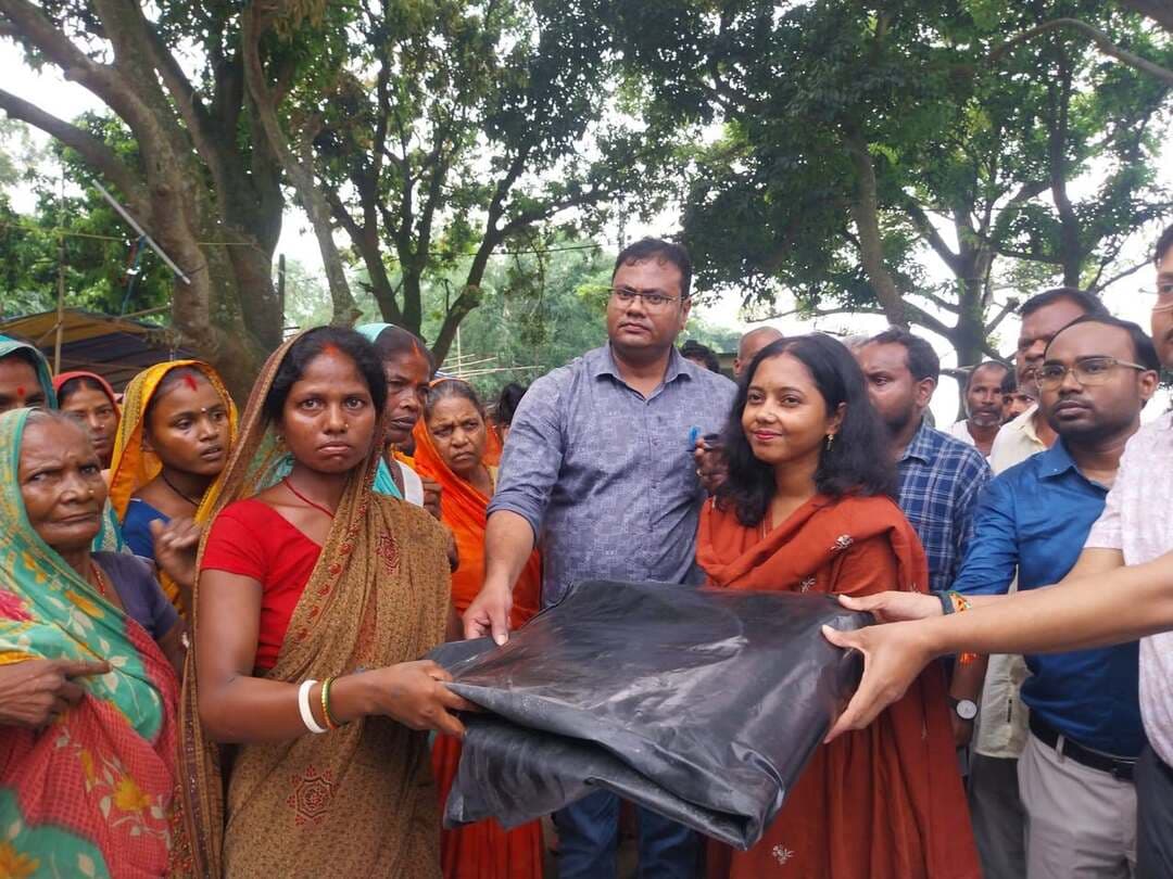 गंगा के लगातार बढ़ते जलस्तर को देखते हुए प्रशासन बाढ़ प्रभावित क्षेत्रों में पूरी तरह अलर्ट मोड में है। इसी क्रम में उप विकास आयुक्त (डीडीसी) डॉ नेहा कुमारी ने मंगलवार को मनिहारी प्रखंड के बाढ़ प्रभावित सिंगल टोला पहुंचकर वहां की स्थिति का जायजा लिया।
डीडीसी ने प्रभावित परिवारों से बातचीत कर उनकी समस्याओं की जानकारी ली। इस दौरान उन्होंने वहां संचालित कम्युनिटी किचन का निरीक्षण कर भोजन एवं अन्य व्यवस्थाओं की समीक्षा की। उन्होंने संबंधित अधिकारियों को बाढ़ पीड़ितों की आवश्यकताओं पर लगातार नजर रखने और जरूरतमंद परिवारों को समय पर हरसंभव सहायता उपलब्ध कराने का निर्देश दिया।
निरीक्षण के दौरान बाढ़ प्रभावित परिवारों के बीच पॉलीथिन शीट का वितरण किया गया, ताकि बारिश और बाढ़ के बीच लोगों को अस्थायी राहत मिल सके। दूषित पानी से होने वाली बीमारियों की आशंका को देखते हुए ग्रामीणों को स्वच्छ पेयजल के उपयोग के प्रति जागरूक किया गया।
डीडीसी ने पानी को शुद्ध करने के लिए टैबलेट के सही उपयोग की भी जानकारी दी। लोगों को बताया गया कि टैबलेट डालने के बाद पानी को करीब दो से ढाई घंटे तक रखने के बाद ही उसका उपयोग करें। डीडीसी डॉ नेहा कुमारी ने ग्रामीणों से सतर्क रहने की अपील करते हुए कहा कि जलस्तर में वृद्धि के कारण किसी भी प्रकार की परेशानी होने पर तत्काल स्थानीय प्रशासन को सूचना दें।
@topfans Information & Public Relations Department, Government of Bihar Disaster Management Department Govt. of Bihar #katihar