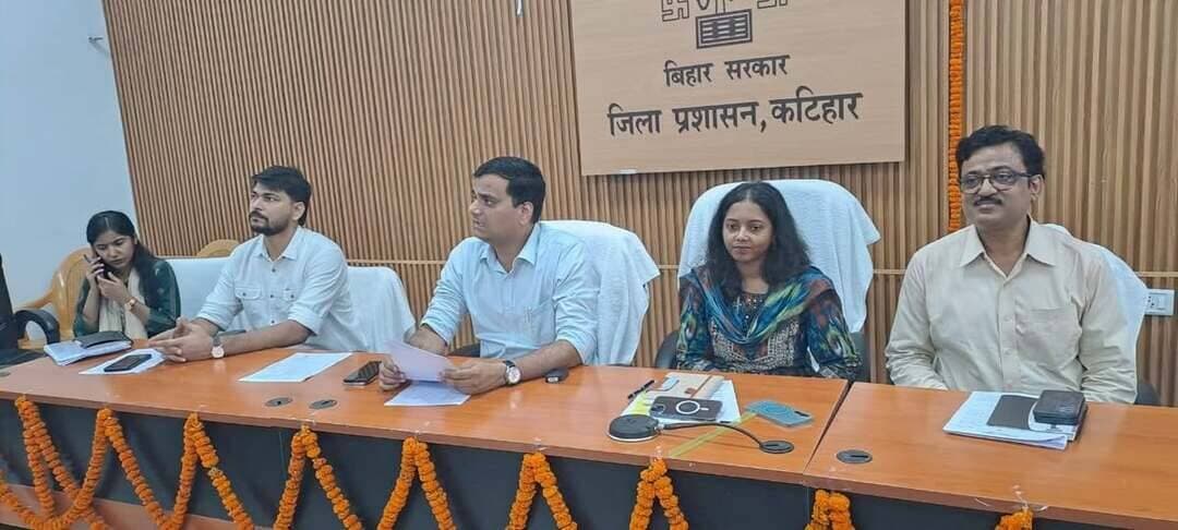 कटिहार जिले में बाढ़ से उत्पन्न स्थिति एवं चलाए जा रहे राहत कार्यों से संबंधित अद्यतन जानकारी प्रेस-कॉन्फ्रेंस में मीडियाकर्मी गण को देते हुए जिला पदाधिकारी कटिहार आशुतोष द्विवेदी।
विगत दिनों से कटिहार जिला अंतर्गत गंगा, कोसी, बरांडी एवं कारीकोसी नदियों के जल स्तर में वृद्धि के फलस्वरूप विभिन्न क्षेत्रों में बाढ़ की स्थिति उत्पन्न हुई है। वर्तमान में कुर्सेला, बरारी, अमदाबाद, मनिहारी तथा मनसाही अंचलों के अन्तर्गत कुल 49 ग्राम पंचायत के 331 गाँव एवं 03 नगर पंचायत के 21 वार्डों के कुल 6,09,234 आबादी के बाढ़ प्रभावित होने की सूचना अबतक प्राप्त हुई है।
बाढ़ की स्थिति को देखते हुए जिला प्रशासन, कटिहार के द्वारा प्रभावित क्षेत्रों में राहत एवं बचाव कार्यों के साथ-साथ आवागमन, भोजन, स्वास्थ्य, पशु चिकित्सा, पेयजल एवं अन्य आवश्यक सुविधाओं की उपलब्धता सुनिश्चित कराया जा रहा है।
इसी क्रम में आज श्री रत्नेश सादा, माननीय मंत्री, आपदा प्रबंधन विभाग, बिहार सरकार के द्वारा वर्तमान में बाढ़ 2026 की परिस्थिति के मद्देनजर जिलान्तर्गत मनिहारी एवं बरारी अंचल के बाढ़ प्रभावित क्षेत्रों का भ्रमण कर प्रभावितों को उपलब्ध करायी जा रही विभिन्न व्यवस्थाओं का जायजा लिया गया तथा विकास भवन अवस्थित सभाकक्ष में संबंधित पदाधिकारियों के साथ समीक्षात्मक बैठक कर अद्यतन स्थिति एवं राहत / बचाव कार्यों की समीक्षा करते हुए आवश्यक दिशानिर्देश दिये गए।
इस दौरान जिला के माननीय विधायकगण / विधान पार्षद / अध्यक्ष (जिला परिषद) / उपाध्यक्ष (जिला कार्यान्वयन समिति) एवं जिला परिषद सदस्यगण भी उपस्थित रहें।
प्रमुख बाढ़ राहत एवं बचाव व्यवस्थाएँ निम्नांकित है:-
*संचालित कराये जा रहे नावों की व्यवस्थाः-*
बाढ प्रभावित क्षेत्रों में आवागमन एवं आवश्यक सामग्रियों की आवाजाही हेतु कुल 102 नावों का परिचालन किया जा रहा है। अंचलवार संचालित नावों की संख्या निम्नांकित है :-
बरारी में 26 नाव,
मनिहारी में 25 नाव,
अमदाबाद में 14 नाव,
कुर्सेला में 24 नाव,
मनसाही में 04 नाव,
प्राणपुर में 04 नाव,
कोढा में 03 नाव,
फलका में 02 नाव।
*सामुदायिक रसोई केन्द्र के माध्यम भोजन की व्यवस्था* -
बाढ़ से प्रभावित क्षेत्रों के विस्थापितों एवं जलमग्न घरों में रह रहे परिवारों के लिए अबतक बरारी अंचल अन्तर्गत 52 रसोई केन्द्र में 117720, कुर्सेला अंचल अन्तर्गत 11 रसोई केन्द्र में 21078, मनिहारी अंचल अन्तर्गत 40 रसोई केन्द्र में 39852 तथा अमदाबाद अंचल अन्तर्गत 57 रसोई केन्द्र में 116360, कुल 160 सामुदायिक रसोई केन्द्रों के माध्यम से 2,95,010 बाढ़ प्रभावित व्यक्तियों को भोजन कराया गया है।
इसके अतिरिक्त बाढ़ से प्रभावित नये क्षेत्रों के प्रभावित / विस्थापित परिवारों के लिए आज से मनसाही अन्तर्गत 06, बरारी में 15, कुर्सेला में 17, मनिहारी में 32 तथा अमदाबाद में 21 कुल 91 नये अतिरिक्त सामुदायिक रसोई केन्द्रों का प्रारम्भ किया जा रहा है।
*संचालित मानव चिकित्सा शिविर* -
बाढ़ से प्रभावित हुए क्षेत्रों के प्रभावित व्यक्तियों को स्वास्थ्य सुविधाएँ पहुँचाने के निमित्त अबतक बरारी अन्तर्गत 11, अमदाबाद अन्तर्गत 09, कुर्सेला अन्तर्गत 10, मनिहारी अन्तर्गत 11, कुल संचालित 41 स्वास्थ्य शिविरों के माध्यम से अबतक लगभग 2993 व्यक्तियों का ईलाज किया जा चुका है। साथ ही कुल 10 किग्रा० ब्लिचिंग पाउडर का छिड़काव एवं कुल 1268 हैलोजेन टैबलेट का वितरण किया गया है।
आज दैनिक रूप से बरारी में 06 स्वास्थ्य शिविर एवं 01 बोट एम्बुलेन्स, कुर्सेला में 08 स्वास्थ्य शिविर एवं 02 बोट एम्बुलेन्स, मनिहारी में 05 स्वास्थ्य शिविर एवं 01 बोट एम्बुलेन्स तथा अमदाबाद में 01 स्वास्थ्य शिविर एवं 01 बोट एम्बुलेन्स, कुल 24 स्वास्थ्य शिविर एवं 05 बोट एम्बुलेन्स संचालित है।
*पशु चिकित्सा शिविर एवं पशुचारा की व्यवस्था -*
बाढ़ प्रभावित पशुओं के उपचार हेतु बरारी अन्तर्गत मोहनाचाँदपुर एवं उत्तरी भंडारतल कुर्सेला अन्तर्गत रेलवे माल गोदाम, मनिहारी अन्तर्गत धुरियाही मोती बाँध एवं अमदाबाद अन्तर्गत दुर्गापुर पंचायत के गोविन्द बाँध पर कुल 05 पशु चिकित्सा शिविर संचालित कर पशु चिकित्सा की व्यवस्था की गई है। इन शिविरों के माध्यम से अबतक 1273 पशुओं का इलाज किया गया।
इसके आलावे वैसे सभी स्थल जहाँ लोग विस्थापित होकर अपने मवेशी के साथ आ गए है ऐसे स्थानों यथा बरारी अन्तर्गत मोहनाचाँदपुर पंचायत में 28.80 क्वींटल, कुर्सेला अन्तर्गत रेलवे माल गोदाम के निकट 71.50 क्वींटल तथा मनिहारी अन्तर्गत धुरियाही मोती बाँध पर 30 क्वींटल, अबतक कुल 130.30 क्वींटल पशुचारा (गेहूँ का भूसा) वितरण किया जा चुका है।
*पॉलीचीन शीट्स वितरित* -
बाढ़ से प्रभावित एवं विस्थापित परिवारों के बीच आवश्यकतानुसार पॉलीथीन शीट्स का वितरण कार्य लगातार जारी है। अंचलवार आँकड़ा इस प्रकार बरारी अन्तर्गत 3600, कुर्सेला अन्तर्गत में 1860, मनिहारी अन्तर्गत 3600 एवं अमदाबाद अन्तर्गत 1500, अबतक कुल 10,560 नग पॉलीथीन शीटस प्रभावितों के बीच वितरित कया जा चुका है।
*पेयजल एवं शौचालय की व्यवस्था*
बाढग्रस्त क्षेत्रों में स्वच्छ पेयजल एवं शौचालय की उपलब्धता लोक स्वास्थ्य अभियंत्रण विभाग, कटिहार के माध्यम से सुनिश्चित की जा रही है। अबतक कुल 51 चापाकल एवं 44 शौचालय अधिष्ठापन किया जा चुका है, अंचलवार स्थिति निम्नांकित है :-
अंचल बरारी-40 चापाकल
कुर्सेला-10 चापाकल
मनिहारी-01चापाकल
चापाकल 40 10 01
शौचालय (अस्थायी)
30
10
04
*जिला आपातकालीन संचालन केन्द्र (DEOC* ) -
जिलान्तर्गत किसी भी प्रकार की आपदा संबंधी त्वरित सूचना संग्रहण, समन्वयन एवं सहायता हेतु जिला आपातकालीन संचालन केन्द्र (DEOC)-सह-नियंत्रण कक्ष 24X7 के आधार पर पालीवार कार्यरत है। प्राप्त सूचना / शिकायत / जानकारी के आलोक में संबंधित पदाधिकारियों को तत्काल अवगत कराया जा रहा है एवं पजी भी संधारित है :-
दूरभाष संख्या: 06452-239025, 239026, 242400 ईमेल आई०डी० : deoc-katihar@bihar.gov.in
*जिला प्रशासन, कटिहार की अपील* -
बाढ़ प्रभावित क्षेत्रों के नागरिकों से अपील है कि वे प्रशासन द्वारा जारी दिशानिर्देशों का पालन करें, अनावश्यक रूप से बाढ़ प्रभावित क्षेत्रों में आवागमन न करे तथा किसी प्रकार की आपदा संबंधी सूचना अथवा आवश्यकता होने पर तत्काल जिला आपातकालीन संचालन केन्द्र (DEOC)- सह-नियंत्रण कक्ष से सम्पर्क करें। जिला प्रशासन द्वारा बाढ़ प्रभावित क्षेत्रों की स्थिति पर लगातार निगरानी रखी जा रही है तथा आवश्यकता के अनुरूप राहत एवं बचाव कार्यों का विस्तार किया जा रहा है।
*** "आपदा नहीं हो भारी, यदि पूरी हो तैयारी" ***
जिला जनसंपर्क पदाधिकारी, कटिहार।
Information & Public Relations Department, Government of Bihar Disaster Management Department Govt. of Bihar #katihar