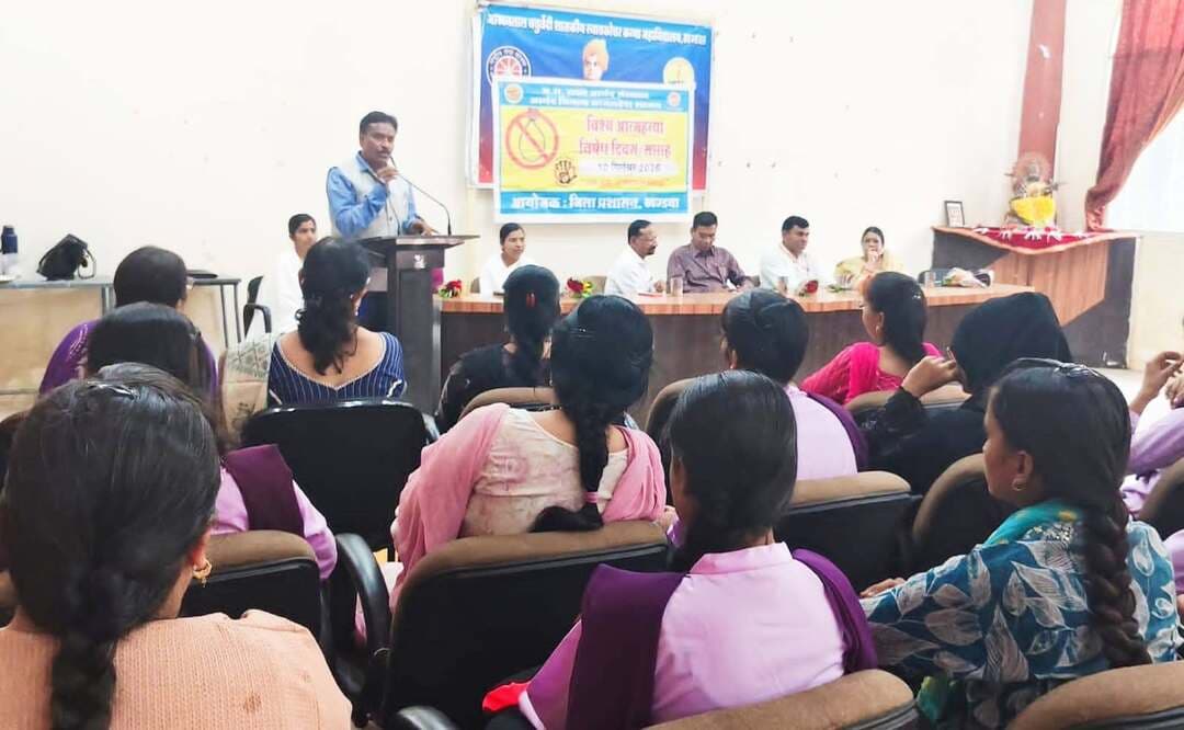 कन्या महाविद्यालय में "आत्महत्या निषेध दिवस" मनाया गया
---
राज्य आनंद संस्थान द्वारा अंतर्राष्ट्रीय दिवसों के आयोजन की श्रृंखला में विश्व आत्महत्या निषेध दिवस मनाया जा रहा है। संयुक्त राष्ट्र के आह्वान पर इस दिवस को मनाने का उद्देश्य आत्महत्या से जुड़ी मानसिक बीमारियों और आत्महत्या की रोकथाम के बारे में जागरूकता को बढ़ावा देना है। राज्य आनंद संस्थान ने आनंदकों, मास्टर ट्रेनर्स, आनंदम सहयोगी, डिस्ट्रिक्ट प्रोग्राम लीडर से आत्महत्या निषेध दिवस के उद्देश्यों के प्रति जन-जागरूकता कार्यक्रम आयोजित करने के निर्देश जारी किए हैं।
इसी क्रम में बुधवार को शासकीय कन्या महाविद्यालय विधालय खंडवा में कार्यक्रम आयोजित किया गया। इस अवसर पर महाविद्यालय के प्राचार्य डा. विनय जैन ने विश्व आत्महत्या निषेध दिवस पर राज्य आनंद संस्थान द्वारा आयोजित कार्यशाला में संबोधित करते हुए छात्रों से कहा कि जीवन को आनंद से जियें, जीवन में अनावश्यक तनाव न पालें। कार्यक्रम में जिला समन्वयक के.बी. मंसारे ने कहा कि संसाधनों को लेकर तनाव नहीं रखें, आनंद संस्थान के अल्प विराम से जुड़ें। मास्टर ट्रेनर नारायण फरकले, प्रमेंद्र अटूट, पुष्पा अटुट ने भी कार्यक्रम में सहभागिता की। कालेज की छात्राओं के बीच ब्रह्मकुमारी दीदियों ने मेडिटेशन के माध्यम से बताया कि हमें तनाव मुक्त होकर जीवन जीना है। इस दुनिया में आयें है तो जीवन को महोत्सव की तरह जीना हैं। कोई भी आत्महत्या न करें, तथा आसपास के लोगों को भी काउंसिलिंग कर आत्महत्या करने से रोकें। इस अवसर पर महाविद्यालय की प्रोफेसर डा गीता मेहरा, डा आरती दुबे, डा मीना जैन, डा सीमा कदम, प्रतिभा मंडलोई, डा वंदना मालवीय भी उपस्थित रहे।
Jansampark Madhya Pradesh
General Administration Department, MP
Department of Anand, Madhya Pradesh
Department of School Education, Madhya Pradesh
#khandwa