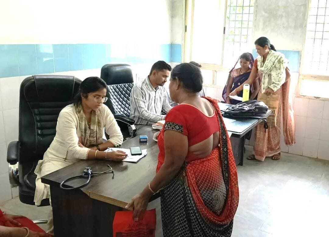 स्त्री रोग विशेषज्ञ डॉक्टर्स ने 479 हाईरिस्क गर्भवती महिलाओं का स्वास्थ्य परीक्षण किया
---
मातृ मृत्यु दर में कमी लाने व गर्भवती महिलाओं को बेहतर स्वास्थ्य सुविधा उपलब्ध कराने के उद्देश्य से प्रधानमंत्री सुरक्षित मातृत्व अभियान के तहत हर माह की 9 एवं 25 तारीख को गर्भवती महिलाओं की प्रसव पूर्व स्वास्थ्य जांच की जाती है। इसी क्रम में बुधवार को जिले की विभिन्न स्वास्थ्य संस्थाओं में स्वास्थ्य शिविर लगाकर स्त्री रोग विशेषज्ञ व अन्य चिकित्सको द्वारा हाईरिस्क गर्भवती महिलाओं की स्वास्थ्य जांच कर उपचार किया गया, जिसमें शासकीय व प्रायवेट चिकित्सको द्वारा द्वारा सेवाएं दी।
जिला स्वास्थ्य अधिकारी डाॅ. आर. डी. बाकोरिया ने बताया कि मंगलवार को जिले की विभिन्न स्वास्थ्य संस्थाओं में कुल 479 गर्भवती महिलाओं की चिकित्सको द्वारा स्वास्थ्य जाँच की गई। जांच के दौरान जटिलताओं को देखते हुए चिन्हांकित गर्भवती महिलाओ की निशुल्क सोनोग्राफी कराई गई। इस दौरान गर्भवती महिलाओं व उनके परिजनों को कुपोषण से बचाव के लिए घर पर ही उपलब्ध खाद्य पदार्थाें से पोषणयुक्त भोजन तैयार कर सेवन करने की सलाह दी गई। इस अवसर पर गर्भवती महिलाओं को संस्थागत प्रसव कराने की समझाइश भी दी गई।
जिला स्वास्थ्य अधिकारी डाॅ. बकोरिया ने बताया कि
उन गर्भवती महिलाओं को हाईरिस्क माना जाता है जो कि एनिमिया, उच्च रक्तचाप, डायबिटीज जैसे रोगों से ग्रसित होती है। इसके अलावा जिन महिलाओं के पूर्व में सिजेरियन प्रसव या जुड़वा बच्चे या गर्भ में उल्टा बच्चा या पूर्व में गर्भपात हो चुका हो, उन्हें भी हाईरिस्क गर्भवती महिलाओं की श्रेणी में माना जाता है।
Jansampark Madhya Pradesh
General Administration Department, MP
Directorate of Health Services, Madhya Pradesh
IEC Cmho khandwa
#khandwa