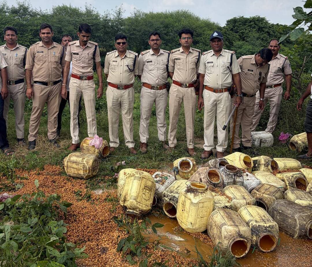 अवैध मदिरा के विरुद्ध आबकारी एवं पुलिस विभाग की संयुक्त कार्रवाई
₹1.21 लाख से अधिक की 1200 किलो महुआ लाहन और 10 लीटर हाथ भट्टी मदिरा जब्त
नीमच, 9 सितम्बर 2026। कलेक्टर एवं जिला दंडाधिकारी श्री हिमांशु चंद्रा के निर्देशन तथा पुलिस अधीक्षक श्री राजेश व्यास के सहयोग से जिले में अवैध मदिरा के निर्माण, संग्रहण एवं विक्रय के विरुद्ध आबकारी विभाग द्वारा लगातार कार्रवाई की जा रही है।
इसी क्रम में 9 सितम्बर को आबकारी एवं पुलिस विभाग की संयुक्त टीम ने वृत्त मनासा के ग्राम हाड़ी पीपलिया, पोखरदा सहित अन्य स्थानों पर कार्रवाई की। कार्रवाई के दौरान लगभग 1200 किलोग्राम महुआ लाहन तथा 10 लीटर हाथ भट्टी मदिरा जब्त की गई। जब्त सामग्री का अनुमानित बाजार मूल्य 1 लाख 21 हजार 250 रुपये है। प्रकरणों में मध्यप्रदेश आबकारी अधिनियम, 1915 की धारा 34(1) के अंतर्गत प्रकरण पंजीबद्ध कर विवेचना में लिए गए हैं।
यह कार्रवाई जिला आबकारी अधिकारी श्री बी.एल. दांगी के मार्गदर्शन एवं सहायक जिला आबकारी अधिकारी श्री बी.एल. सिंगाड़ा के नेतृत्व में की गई। कार्रवाई में आबकारी उपनिरीक्षक पंकज राठौर, संजय कंवारे, दीपक आंजना एवं संजय राठौर तथा पुलिस उपनिरीक्षक बी.एल. चौहान, एएसआई दिलीप कलमोडिया सहित आबकारी एवं पुलिस बल के अधिकारी-कर्मचारी शामिल रहे।
जिले में अवैध मदिरा के निर्माण, संग्रहण एवं विक्रय के विरुद्ध कार्रवाई निरंतर जारी रहेगी।
CM Madhya Pradesh
Jansampark Madhya Pradesh
Home Department of Madhya Pradesh
#Neemuch
#नीमच