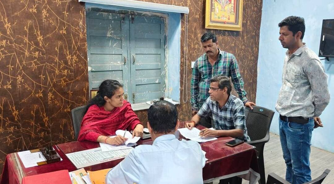 डिप्टी कलेक्टर एवं परियोजना अधिकारी ने नगर परिषद जावद का किया औचक निरीक्षण
सीएम हेल्पलाइन एवं हितग्राहीमूलक योजनाओं में प्रगति के निर्देश
नीमच, 9 सितम्बर 2026। डिप्टी कलेक्टर एवं परियोजना अधिकारी, जिला शहरी विकास अभिकरण नीमच द्वारा बुधवार को नगर परिषद जावद का औचक निरीक्षण किया गया। निरीक्षण के दौरान कार्यालयीन व्यवस्थाओं के साथ विभिन्न योजनाओं एवं प्रकरणों की प्रगति की समीक्षा की गई।
निरीक्षण में सीएम हेल्पलाइन, प्रधानमंत्री आवास योजना तथा विभिन्न हितग्राहीमूलक योजनाओं से संबंधित प्रकरणों का अवलोकन किया गया। संबंधित अधिकारियों-कर्मचारियों को प्रकरणों में नियमानुसार समयबद्ध कार्यवाही करते हुए योजनाओं की प्रगति सुनिश्चित करने के निर्देश दिए गए।
डिप्टी कलेक्टर ने नगर परिषद में निर्माणाधीन कार्यालय भवन का मौके पर निरीक्षण कर निर्माण कार्य की स्थिति का जायजा लिया। निरीक्षण के दौरान पाई गई कमियों के संबंध में उपयंत्री को आवश्यक सुधारात्मक कार्यवाही सुनिश्चित करने के निर्देश दिए गए।
इसके साथ ही नामांतरण पंजी एवं दायरा रजिस्टर का भी निरीक्षण किया गया। दायरा रजिस्टर में नामांतरण के सभी प्रकरण पूर्ण रूप से दर्ज नहीं पाए जाने पर संबंधित कर्मचारियों को अभिलेखों को अद्यतन एवं व्यवस्थित करने के निर्देश दिए गए।
निरीक्षण के दौरान नगर परिषद के उपयंत्री सहित संबंधित कर्मचारी उपस्थित रहे।
CM Madhya Pradesh
Jansampark Madhya Pradesh
Department of Urban Development & Housing MP
#Neemuch
#नीमच