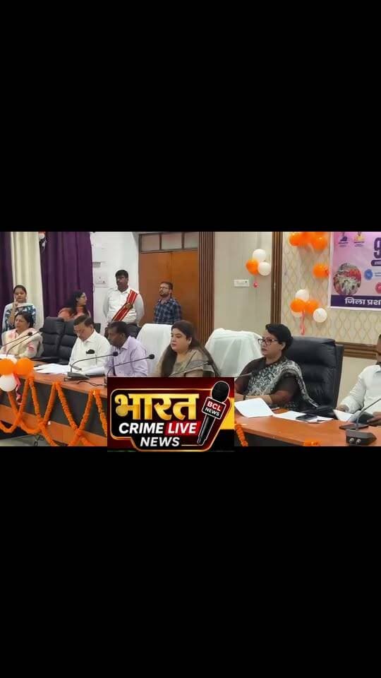 🥗 “हमारी आंगनवाड़ी, हमारी जिम्मेदारी” थीम के साथ 9वें राष्ट्रीय पोषण माह का शुभारंभ
औरंगाबाद। जिले में बुधवार से 9वें राष्ट्रीय पोषण माह का शुभारंभ किया गया। यह अभियान 09 सितंबर से 08 अक्टूबर 2026 तक चलेगा। इस वर्ष की थीम “हमारी आंगनवाड़ी, हमारी जिम्मेदारी” रखी गई है। अभियान का उद्देश्य आंगनवाड़ी केंद्रों को पोषण, देखभाल और बाल विकास के लिए सामुदायिक सहभागिता का मजबूत केंद्र बनाना है।
जिला स्तर पर आयोजित कार्यक्रम का शुभारंभ जिला पदाधिकारी अभिलाषा शर्मा ने दीप प्रज्वलित कर किया। इस दौरान राष्ट्रीय स्तर के शुभारंभ कार्यक्रम का लाइव वेबकास्ट/टेलीकास्ट भी पदाधिकारियों एवं कर्मियों ने देखा।
पोषण माह के दौरान आहार विविधता, पर्याप्त प्रोटीन, ताजा एवं गर्म पका भोजन, बाल विकास एवं प्रारंभिक शिक्षा, मातृ स्वास्थ्य और प्रधानमंत्री मातृ वंदना योजना (PMMVY) सहित कई विषयों पर विशेष जागरूकता अभियान चलाए जाएंगे।
अभियान के तहत पोषण मेले, रेसिपी प्रदर्शनी, पोषण रैली, पोषण प्रतिज्ञा, वृक्षारोपण, गोदभराई, VHSND, तिथि भोज, रेसिपी प्रतियोगिता और पोषण परामर्श जैसी गतिविधियां आयोजित होंगी। आंगनवाड़ी केंद्रों पर स्वच्छता एवं जनभागीदारी बढ़ाने के लिए “स्वच्छ आंगनवाड़ी के लिए श्रमदान” भी कराया जाएगा।
बच्चों के विकास पर विशेष ध्यान देते हुए 0 से 3 वर्ष के बच्चों के विकासात्मक माइलस्टोन की पहचान, विकासात्मक विलंब वाले बच्चों की जांच एवं रेफरल तथा अभिभावक-बच्चा गतिविधियों का आयोजन किया जाएगा। साथ ही “दर्पण लगाओ” जैसी गतिविधियों के माध्यम से बच्चों में आत्म-जागरूकता एवं स्वस्थ विकास को बढ़ावा दिया जाएगा।
जिला प्रशासन ने सभी संबंधित विभागों को आपसी समन्वय से अभियान को प्रभावी बनाने और पोषण को जन-आंदोलन का स्वरूप देने के निर्देश दिए हैं।
कार्यक्रम में उप विकास आयुक्त अनुपम सिंह, अपर समाहर्ता अनुग्रह नारायण सिंह, जिला पंचायत राज पदाधिकारी इफ्तेखार अहमद, एसडीओ सदर गौरव सिंह, जिला सूचना एवं जनसंपर्क पदाधिकारी श्वेता प्रियदर्शी, डीपीओ आईसीडीएस विनीता कुमारी, एडीएसएस महेश आनंद सहित अन्य पदाधिकारी मौजूद रहे।
#PoshanMaah2026 #HamariAnganwadiHamariZimmedari #PoshanAbhiyan #Anganwadi #ChildDevelopment #MatriSwasthya #PMMVY #PoshanRally #Aurangabad #Bihar #BiharNews #BharatCrimeLiveNews #HainTaiyarHum