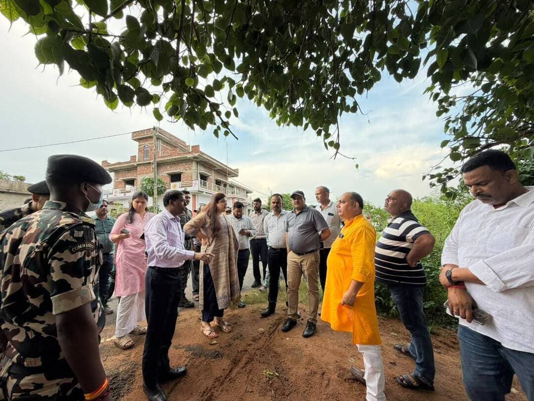 🌊 मदार नदी के बढ़े जलस्तर से प्रभावित इलाकों का DM अभिलाषा शर्मा ने लिया जायजा, कटाव रोकने के दिए निर्देश
रफीगंज प्रखंड के पौथु पंचायत अंतर्गत बरपा गांव में मदार नदी के बढ़े जलस्तर से उत्पन्न जलजमाव और कटाव की स्थिति का जिला पदाधिकारी अभिलाषा शर्मा ने बुधवार को स्थल निरीक्षण किया। निरीक्षण के दौरान उन्होंने ग्रामीण क्षेत्रों की स्थिति का जायजा लेते हुए अधिकारियों को आवश्यक दिशा-निर्देश दिए।
निरीक्षण में पाया गया कि नदी का जलस्तर फिलहाल कम हुआ है, लेकिन बारिश और तेज जलप्रवाह के कारण नदी के आसपास कुछ स्थानों पर कटाव की स्थिति बनी हुई है। DM के निर्देश पर प्रभावित स्थलों पर सैंड बैग सहित अन्य सुरक्षात्मक उपाय किए जा रहे हैं।
जिला पदाधिकारी ने अधिकारियों को कटाव प्रभावित क्षेत्रों का विस्तृत सर्वेक्षण कर स्थायी और प्रभावी समाधान के लिए कार्ययोजना तैयार करने का निर्देश दिया, ताकि भविष्य में बाढ़ और जलप्रवाह के दौरान ग्रामीणों को नुकसान से बचाया जा सके।
🚧 मिश्र बिगहा में अधूरे संपर्क पथ पर DM सख्त
इसके बाद DM ने मिश्र बिगहा गांव में ग्रामीण कार्य विभाग द्वारा निर्मित पुल का भी निरीक्षण किया। पुल का निर्माण पूरा हो चुका है, लेकिन करीब 40 मीटर संपर्क पथ (एप्रोच रोड) का काम अभी लंबित पाया गया। उन्होंने संबंधित कार्यपालक अभियंता को संपर्क पथ का निर्माण यथाशीघ्र पूरा कराने का निर्देश दिया, जिससे ग्रामीणों को पुल का पूरा लाभ मिल सके और आवागमन सुचारू हो।
वहीं देव प्रखंड के उपहरा और अरंडा गांवों में बारिश से क्षतिग्रस्त सड़कों का वीडियोग्राफी के माध्यम से सर्वेक्षण पूरा होने की जानकारी अधिकारियों ने दी। DM ने सड़क मरम्मत की कार्रवाई जल्द शुरू करने को कहा।
⚠️ सड़क-पुल, जलनिकासी और फसल क्षति पर त्वरित कार्रवाई के निर्देश
DM अभिलाषा शर्मा ने सभी संबंधित अधिकारियों को बारिश और जलजमाव से उत्पन्न समस्याओं का त्वरित एवं समन्वित समाधान सुनिश्चित करने का निर्देश दिया। उन्होंने सड़क, पुल-पुलिया, जलनिकासी और कृषि फसल क्षति से जुड़े मामलों में स्थल निरीक्षण, आकलन और कार्रवाई में तेजी लाने को कहा।
उन्होंने प्रभावित क्षेत्रों में जनसुविधाओं को प्राथमिकता देते हुए राहत एवं आवश्यक सेवाएं उपलब्ध कराने तथा समस्याओं के स्थायी समाधान के लिए विभागीय समन्वय से कार्ययोजना तैयार करने का निर्देश दिया।
निरीक्षण के दौरान अपर समाहर्ता अनुग्रह नारायण सिंह, अपर समाहर्ता (आपदा) उपेंद्र पंडित, सदर एसडीओ गौरव सिंह, दाउदनगर एसडीओ अमित राजन, जिला आपदा प्रभारी अंतरा कुमारी, जिला कृषि पदाधिकारी संदीप राज, डीपीएम स्वास्थ्य मोहम्मद अनवर आलम सहित संबंधित विभागों के अधिकारी मौजूद रहे।
#HainTaiyarHum #AurangabadPolice #BiharPolice #Rafiganj #Aurangabad #MadarNadi #FloodAlert #BiharFlood #AbhilashaSharma #DMAbhilashaSharma #RafiganjNews #BiharNews #RainAlert #FloodNews #Bharatcrimelivenews