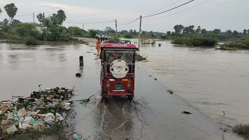 रफीगंज औरंगाबाद रोड़ में माड़ीपुर के पास धावा नदी में फिर से बाढ़ आ गया और पानी पुल के ऊपर से बहने लगा। सभी लोग सचेत और सतर्क रहें। ये जीवन बहुत अनमोल हैं।