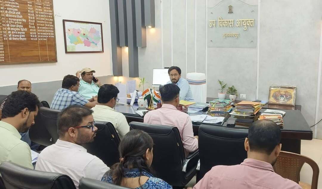 उप विकास आयुक्त श्री निशांत सिहारा द्वारा सभी प्रखंड विकास पदाधिकारी, सभी आवास पर्यवेक्षक, एवं सभी प्रखंड समन्वयक के साथ साप्ताहिक समीक्षा बैठक की गई जिसमें प्रधानमंत्री आवास योजना लोहिया स्वच्छ बिहार अभियान एवं जीविका के कार्यों की समीक्षा की गयी।
प्रधानमंत्री आवास योजना अंतर्गत आवास प्लस 2024 में सर्वेक्षित लाभुकों का प्रतीक्षा सूची निर्माण करने एवं ग्राम सभा करने का निर्देश दिया गया साथ ही मुख्यमंत्री ग्रामीण आवास योजना की लंबित पूर्णता एवं मुख्यमंत्री आवास सहायता योजना की लंबित स्वीकृति एवं लंबित द्वितीय क़िस्त राशि भुगतान करने का निर्देश दिया गया
लोहिया स्वच्छ बिहार अभियान अंतर्गत लाभुकों के जिओ टैगिंग में अपेक्षाकृत प्रगति नहीं होने के संबंध में नाराजगी व्यक्त की गई साथ ही यूजर कलेक्शन चार्ज को बढ़ाने का निर्देश दिया गया। सभी प्रखंड विकास पदाधिकारियों को मिशन कायाकल्प अंतर्गत 10 योजनाओं को अपने स्तर से जांच करते हुऎ सूची उपलब्ध कराने हेतु निर्देशित किया गया। साथी अभी निदेश दिया गया कि योजनाओं की सूची पूर्ण रूप से तैयार कर ली जाए ताकि मिशन कायाकल्प के पोर्टल पर यथाशीघ्र एंट्री कराई जा सके।
Information & Public Relations Department, Government of Bihar
Rural Development Department, Government of Bihar
