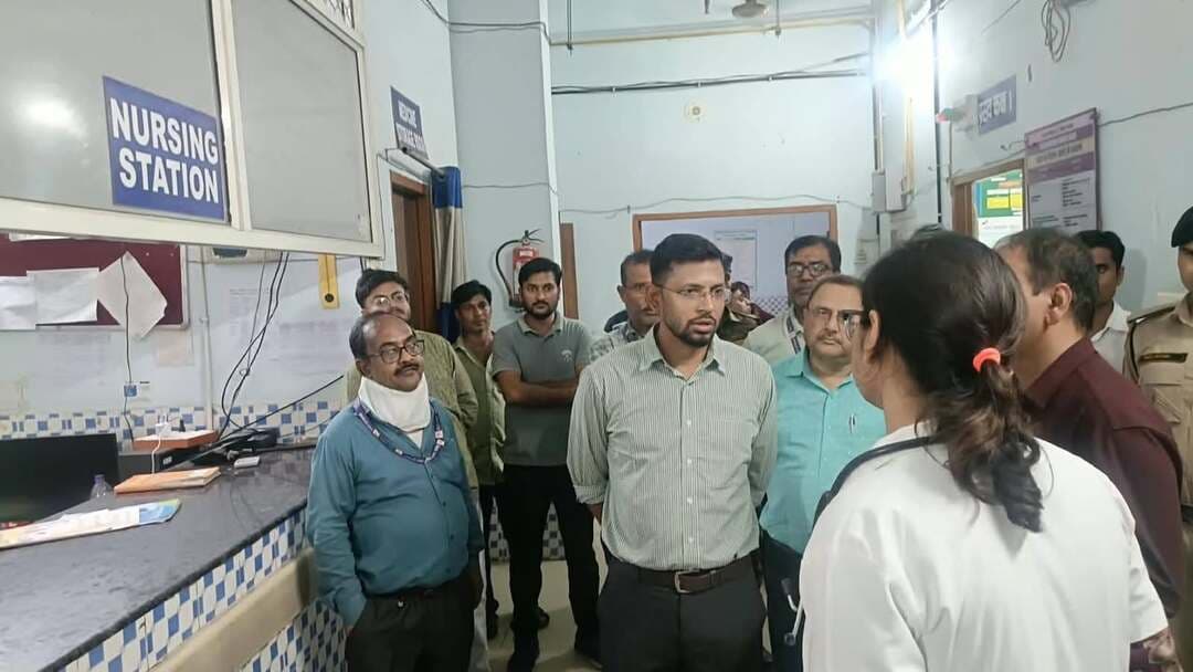 *मातृ-शिशु स्वास्थ्य सेवाओं को मिलेगी नई मजबूती, एमएनसीयू के शेष 13 बेड जल्द होंगे फंक्शनल*
*जिलाधिकारी ने सदर अस्पताल का किया निरीक्षण, सिजेरियन डिलीवरी में वृद्धि पर डॉ. प्रियंका को दी बधाई*
*सदर अस्पताल में सभी 18 एमएनसीयू बेड फंक्शनल होने के बाद प्रसूताओं एवं नवजातों को मिलेगी बेहतर एवं समेकित स्वास्थ्य सुविधा*
जिले में मातृ एवं शिशु स्वास्थ्य सेवाओं को और अधिक सुदृढ़ एवं गुणवत्तापूर्ण बनाने की दिशा में जिला प्रशासन द्वारा लगातार प्रयास किया जा रहा है। इसी क्रम में जिलाधिकारी, मुजफ्फरपुर श्री कुमार गौरव ने आज सदर अस्पताल का निरीक्षण कर अस्पताल में उपलब्ध मातृ-शिशु स्वास्थ्य सुविधाओं, साफ-सफाई, आवश्यक संसाधनों एवं चिकित्सकीय व्यवस्थाओं का जायजा लिया।
निरीक्षण के दौरान जिलाधिकारी ने एसएनसीयू को एमएनसीयू के रूप में विकसित करने के बाद उपलब्ध कराई जा रही सुविधाओं की विस्तार से जानकारी ली। उन्होंने एमएनसीयू में वर्तमान में फंक्शनल बेड, आवश्यक उपकरण, चिकित्सकीय व्यवस्था तथा मरीजों को उपलब्ध कराई जा रही सेवाओं की समीक्षा की। बताया गया कि वर्तमान में एमएनसीयू के 18 में से 5 बेड फंक्शनल हैं। जिलाधिकारी ने शेष 13 बेड को भी जल्द से जल्द फंक्शनल करने का निर्देश संबंधित अधिकारियों को दिया, ताकि अधिक संख्या में प्रसूताओं एवं नवजातों को बेहतर स्वास्थ्य सुविधाओं का लाभ मिल सके।
जिलाधिकारी ने कहा कि मातृ एवं शिशु स्वास्थ्य जिला प्रशासन की सर्वोच्च प्राथमिकताओं में शामिल है। प्रसव के दौरान महिलाओं को सुरक्षित एवं गुणवत्तापूर्ण स्वास्थ्य सुविधा उपलब्ध कराने के साथ-साथ नवजात शिशुओं की समुचित देखभाल के लिए अस्पतालों में आवश्यक संसाधनों को लगातार मजबूत किया जा रहा है। एमएनसीयू के सभी 18 बेड के फंक्शनल होने से प्रसूताओं एवं नवजातों को एक ही समेकित व्यवस्था के तहत बेहतर चिकित्सा एवं निगरानी की सुविधा उपलब्ध हो सकेगी।
सिजेरियन डिलीवरी में वृद्धि पर डॉ. प्रियंका को दी बधाई
निरीक्षण के दौरान जिलाधिकारी ने सदर अस्पताल में सिजेरियन डिलीवरी की संख्या में हुई वृद्धि को महत्वपूर्ण उपलब्धि बताया। उन्होंने मातृ स्वास्थ्य सेवाओं में बेहतर प्रदर्शन के लिए डॉ. प्रियंका को विशेष रूप से बधाई दी तथा इस दिशा में किए जा रहे प्रयासों की सराहना की।
जिलाधिकारी ने कहा कि सुरक्षित प्रसव के लिए अस्पताल में सामान्य प्रसव के साथ-साथ आवश्यकता के अनुरूप सिजेरियन डिलीवरी की सुविधा भी सुदृढ़ रहनी चाहिए। उन्होंने सिविल सर्जन डॉ. सुधीर कुमार एवं जिला कार्यक्रम प्रबंधक श्री सलीम जावेद को निर्देश दिया कि सदर अस्पताल में सिजेरियन डिलीवरी की सुविधा एवं संख्या को और बेहतर करने के लिए आवश्यक कदम उठाए जाएं। उन्होंने अस्पताल में आवश्यक चिकित्सकीय संसाधनों, उपकरणों, विशेषज्ञ चिकित्सकों एवं अन्य जरूरी सुविधाओं की उपलब्धता सुनिश्चित करने पर विशेष जोर दिया।
उन्होंने कहा कि जिले में मातृ स्वास्थ्य सेवाओं को गुणवत्तापूर्ण बनाते हुए सिजेरियन डिलीवरी के क्षेत्र में भी बेहतर प्रदर्शन करने का लक्ष्य रखा जाए। इसके लिए अस्पताल स्तर पर नियमित समीक्षा, आवश्यक संसाधनों की उपलब्धता तथा मरीजों को समय पर चिकित्सा सुविधा उपलब्ध कराने की व्यवस्था को और मजबूत किया जाए।
अस्पताल की मूलभूत व्यवस्थाओं का भी लिया जायजा
जिलाधिकारी ने निरीक्षण के दौरान सदर अस्पताल के विभिन्न हिस्सों का भ्रमण कर साफ-सफाई की स्थिति का जायजा लिया। उन्होंने मरीजों एवं परिजनों के लिए उपलब्ध पेयजल, पंखे, दवाओं की उपलब्धता सहित अन्य मूलभूत सुविधाओं के संबंध में जानकारी ली। संबंधित अधिकारियों द्वारा अस्पताल में उपलब्ध व्यवस्थाओं एवं मरीजों को दी जा रही सुविधाओं के बारे में जिलाधिकारी को अवगत कराया गया।
उन्होंने अस्पताल परिसर में साफ-सफाई की व्यवस्था, मरीजों को उपलब्ध कराई जा रही आवश्यक दवाओं तथा अन्य बुनियादी सुविधाओं पर संतोष व्यक्त किया। साथ ही उन्होंने निर्देश दिया कि अस्पताल में मरीजों को किसी प्रकार की असुविधा नहीं होनी चाहिए तथा स्वास्थ्य सेवाओं से संबंधित सभी आवश्यक व्यवस्थाएं निरंतर दुरुस्त रखी जाएं।
मातृ-शिशु स्वास्थ्य सेवाओं को बेहतर बनाने पर विशेष जोर
जिलाधिकारी ने कहा कि जिले में मातृ एवं शिशु मृत्यु दर को कम करने तथा सुरक्षित मातृत्व को बढ़ावा देने के लिए स्वास्थ्य संस्थानों में गुणवत्तापूर्ण सेवाओं की उपलब्धता अत्यंत महत्वपूर्ण है। प्रसूताओं को प्रसव पूर्व, प्रसव के दौरान एवं प्रसव के बाद बेहतर चिकित्सा सुविधा उपलब्ध कराने के साथ-साथ नवजात शिशुओं की विशेष देखभाल सुनिश्चित करना जिला प्रशासन की प्राथमिकता है।
उन्होंने संबंधित स्वास्थ्य अधिकारियों को निर्देश दिया कि अस्पताल में उपलब्ध संसाधनों का बेहतर उपयोग सुनिश्चित करते हुए मातृ एवं शिशु स्वास्थ्य सेवाओं को और प्रभावी बनाया जाए। एमएनसीयू के शेष 13 बेड को निर्धारित मानकों के अनुरूप जल्द फंक्शनल करने तथा आवश्यक व्यवस्थाओं को पूरा करने का निर्देश भी दिया गया।
जिलाधिकारी ने कहा कि स्वास्थ्य सेवाओं की गुणवत्ता में सुधार का सीधा लाभ आमजन, विशेषकर गर्भवती महिलाओं एवं नवजात शिशुओं को मिलना चाहिए। इस दिशा में किसी भी स्तर पर लापरवाही स्वीकार नहीं की जाएगी।
एमएनसीयू के सभी 18 बेड फंक्शनल होने के बाद सदर अस्पताल में प्रसूताओं एवं नवजात शिशुओं की देखभाल की क्षमता में उल्लेखनीय वृद्धि होगी। इससे गंभीर एवं विशेष निगरानी की आवश्यकता वाले नवजातों को बेहतर चिकित्सा सुविधा उपलब्ध कराने में मदद मिलेगी तथा मातृ-शिशु स्वास्थ्य सेवाओं को और अधिक प्रभावी एवं सुदृढ़ बनाया जा सकेगा।
जिलाधिकारी ने संबंधित पदाधिकारियों को निर्देश दिया कि एमएनसीयू से संबंधित शेष कार्यों को प्राथमिकता के आधार पर शीघ्र पूरा कराते हुए सभी बेड को फंक्शनल किया जाए तथा स्वास्थ्य सेवाओं की निरंतर निगरानी एवं समीक्षा सुनिश्चित की जाए।
Information & Public Relations Department, Government of Bihar
State Health Society, Bihar
Bihar Health Department