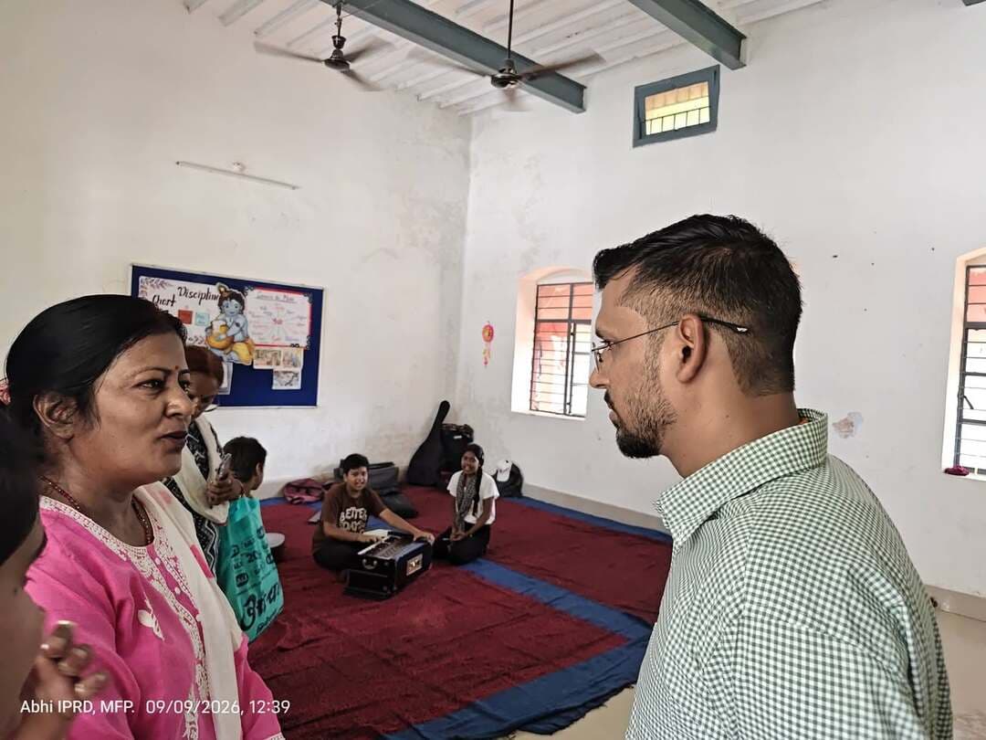 जिलाधिकारी श्री कुमार गौरव ने आज किलकारी बाल भवन का भ्रमण किया गया। उन्होंने यहां के बच्चों से इन्टरैक्शन किया। बच्चों की रचनात्मकता एवं प्रतिभा की प्रशंसा करते हुए जिलाधिकारी ने कहा कि किलकारी बाल भवन बच्चों के सर्वांगीण विकास के लिए सरकार द्वारा स्थापित एक अत्यंत महत्वपूर्ण केन्द्र है। यहां के बच्चे काफी मेधावी हैं। पेन्टिंग, नृत्य, संगीत, नाटक, खेल-कूद सहित विभिन्न विधाओं में यहां के बच्चे काफी अच्छा कर रहे हैं। जिलाधिकारी ने कहा कि जिला शिक्षा पदाधिकारी को निदेश दिया गया है कि किलकारी बाल भवन के बच्चों की आवश्यकताओं के अनुसार बेहतरीन एवं सुदृढ़ व्यवस्था हो इसे सुनिश्चित करें।
Information & Public Relations Department, Government of Bihar
#muzaffarpur
#muzaffarpursmartcity