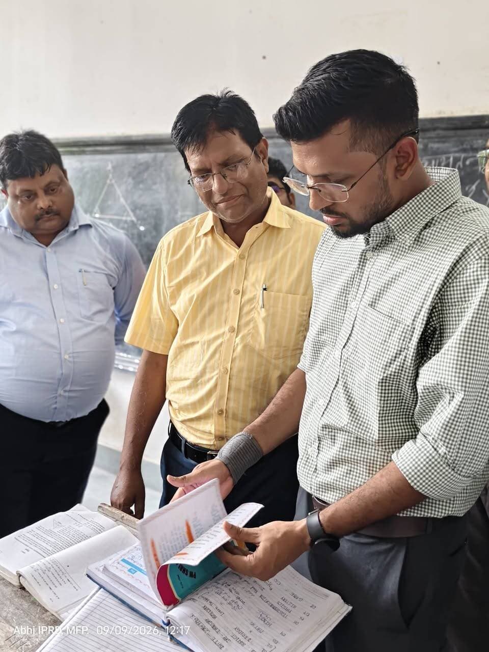जिलाधिकारी ने सरस्वती विद्या निकेतन (माॅडल स्कूल), राजकीय जिला स्कूल, मुजफ्फरपुर का निरीक्षण किया; विद्यार्थियों की प्रतिभा, परिश्रम एवं मेधा की सराहना की
========================
गुणवत्तापूर्ण उत्कृष्ट शिक्षा प्रदान करना प्रशासन की सर्वोच्च प्राथमिकता; सम्पूर्ण तंत्र इसके लिए सजग, तत्पर तथा प्रतिबद्ध: जिलाधिकारी
-----------------------------
विद्यार्थियों, अभिभावकों तथा शिक्षकों से नियमित संवाद स्थापित करने एवं फीडबैक लेने का जिलाधिकारी ने अधिकारियों को दिया निदेश
-------------------------------
जिला पदाधिकारी, मुजफ्फरपुर श्री कुमार गौरव द्वारा आज सरस्वती विद्या निकेतन (माॅडल स्कूल), राजकीय जिला स्कूल, मुजफ्फरपुर का निरीक्षण किया गया। उन्होंने वर्ग कक्षों में बैठकर विभिन्न कक्षाओं के संचालन का फर्स्ट-हैण्ड एक्सपिरियंस (प्रत्यक्ष अनुभव) लिया, विद्यार्थियों से संवाद स्थापित किया तथा उनकी आवश्यकताओं एवं आकांक्षाओं से रू-ब-रू हुए। जिलाधिकारी ने कहा कि सरकार के उद्देश्यों एवं छात्र-छात्राओं की शैक्षणिक जरूरतों के अनुरूप गुणवतापूर्ण उत्कृष्ट शिक्षा प्रदान करना जिला प्रशासन की सर्वोच्च प्राथमिकता है। इसके लिए सम्पूर्ण प्रशासनिक तंत्र सजग, तत्पर एवं प्रतिबद्ध है। उन्होंने कहा कि राज्य सरकार के सात निश्चय-3 के तहत उन्नत शिक्षा-उज्जवल भविष्य के अन्तर्गत मुजफ्फरपुर जिला में भी 17 (सतरह) सरस्वती विद्या निकेतन (माॅडल स्कूल) का सफलतापूर्वक संचालन किया जा रहा है। इन सभी माॅडल स्कूल के संचालन, समन्वय एवं निगरानी हेतु जिला स्तर से एक-एक पदाधिकारी द्वारा गोद लिया गया है। जिलाधिकारी ने कहा कि उन्होंने माॅडल स्कूल, राजकीय जिला स्कूल, मुजफ्फरपुर को गोद लिया है। विद्यालय का संचालन एवं बच्चों से उनका फीडबैक लेने के लिए आज उन्होंने इस विद्यालय का निरीक्षण किया। स्मार्ट क्लास का भी संचालन देखा। निरीक्षण में पठन-पाठन की स्थिति काफी बेहतर पायी गयी। कक्षा 9 में भौतिकी एवं कक्षा 10 के दो अलग-अलग सेक्शन में जीव विज्ञान एवं गणित का क्लास चल रहा था। जिलाधिकारी ने कहा कि उन्होंने इन सभी का संचालन देखा। शिक्षकों द्वारा पूरे लगन से बच्चों को उत्कृष्ट शिक्षा दी जा रही है। छात्र-छात्रा अत्यंत परिश्रमी एवं मेधावी हैं। आपसी बातचीत के दौरान विद्यार्थियों ने भौतिकी, जीव विज्ञान, गणित सहित विभिन्न विषयों के सभी प्रश्नों का सही-सही जवाब दिया। जिलाधिकारी ने कहा कि यह अत्यंत हर्ष का विषय है। सभी बच्चों के उज्जवल भविष्य की कामना करते हुए उन्होंने कहा कि विद्यार्थियों में लर्निंग आउटकम (सीखने का प्रतिफल) अधिकतम एवं बदलती दुनिया के अनुरूप हो इसके लिए सभी व्यवस्था की गई है। विद्यार्थियों की आवश्यकताओं एवं आकांक्षाओं के अनुसार आगे भी इसकी व्यवस्था की जाएगी। जिलाधिकारी ने कहा कि विद्यार्थियों एवं शिक्षकों द्वारा संवाद के दौरान इन्टरैक्टिव पैनल बोर्ड की आवश्यकता, शिक्षकों की पदस्थापना, विद्यालय भवन की नियमित मरम्मती इत्यादि के बारे में बताया गया। उन्होंने कहा कि इसपर शीघ्र कार्रवाई की जाएगी। इसके लिए जिला शिक्षा पदाधिकारी को निदेशित किया गया है। बीएसईआईडीसी के अभियंता को विद्यार्थियों एवं शिक्षकों की आवश्यकता के अनुसार संरचनाओं का निर्माण करने तथा विद्यालय भवनों का नियमित अनुरक्षण एवं मरम्मती सुनिश्चित करने का निदेश दिया गया है। जिलाधिकारी ने कहा कि किसी भी विद्यार्थी को अध्ययन में कोई समस्या न हो इसके लिए सभी प्रबंध किया जा रहा है। उन्होंने कहा कि अधिकारियों को विद्यार्थियों में प्रगति का समय-समय पर अवलोकन करने का निदेश दिया गया है। जिला शिक्षा पदाधिकारी को नियमित तौर पर विद्यार्थियों का टेस्ट आयोजित कराने एवं उनका मूल्यांकन कराने का निदेश दिया गया है। अभिभावक-शिक्षक बैठक (पीटीएम) के दौरान भी माता-पिता एवं अभिभावकों से विद्यार्थियों के प्रोग्रेस के बारे में सार्थक चर्चा करने का निदेश दिया गया है ताकि बच्चों में क्या प्रगति हो रही है, इसके बारे में सभी सम्बन्धित लोग अवगत रहें।
==================
जिलाधिकारी ने कहा कि सरकार के गंभीर एवं सतत प्रयासों से विद्यालयों के शैक्षणिक वातावरण में आमूल-चूल सुधार आया है। उन्होंने अधिकारियों को निदेश दिया कि विद्यालयों का नियमित निरीक्षण करें एवं इसके संचालन में उत्तरोत्तर गुणात्मक परिवर्तन लाएँ। विद्यार्थियों, अभिभावकों तथा शिक्षकों से संवाद स्थापित करें। उनसे फीडबैक लें। सरकार के उद्देश्यों के अनुरूप गुणवत्तापूर्ण शिक्षा हेतु सतत प्रयास करें।
Information & Public Relations Department, Government of Bihar
Bihar Education Department
#muzaffarpur
#muzaffarpursmartcity