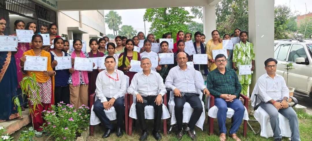🎉 आरसेटी (RSETI) शिवहर में महिला वस्त्र निर्माण प्रशिक्षण का सफल समापन! 🎉
ग्रामीण महिलाओं को आत्मनिर्भर बनाने की दिशा में एक शानदार कदम! आरसेटी शिवहर में 32 महिलाओं ने अपना 'महिला वस्त्र निर्माण प्रशिक्षण' सफलतापूर्वक पूरा कर लिया है।
कार्यक्रम की मुख्य झलकियाँ:
✅ प्रमाण-पत्र वितरण: प्रभारी जिला पदाधिकारी-सह-उप विकास आयुक्त श्री संजय कुमार जी द्वारा सभी 32 सफल प्रशिक्षणार्थियों को प्रमाण-पत्र वितरित किए गए।
✅ नए बैच का शुभारंभ: महिलाओं को स्वरोजगार से जोड़ने के लिए वस्त्र निर्माण के एक नए बैच की विधिवत शुरुआत की गई। 🪡👗
✅ पर्यावरण संरक्षण: कार्यक्रम के दौरान RSETI परिसर में पौधारोपण भी किया गया और लोगों से अधिक से अधिक पेड़ लगाने की अपील की गई। 🌳🌱
इस गरिमामयी अवसर पर निदेशक (DRDA) श्री प्रेम सागर मिश्र, BDO श्री विशाल आनंद, LDM श्री अमरेश कुमार और RSETI निदेशक श्री पवन कुमार सहित कई अधिकारी और प्रशिक्षणार्थी उपस्थित रहे।
आरसेटी शिवहर जिले की महिलाओं को कौशल आधारित प्रशिक्षण देकर उन्हें उद्यमिता एवं स्वावलंबन की दिशा में आगे बढ़ाने के लिए निरंतर प्रयासरत है। 💪✨
#Sheohar #RSETISheohar #WomenEmpowerment #SkillIndia #AtmanirbharBharat #NariShakti #BiharDevelopment