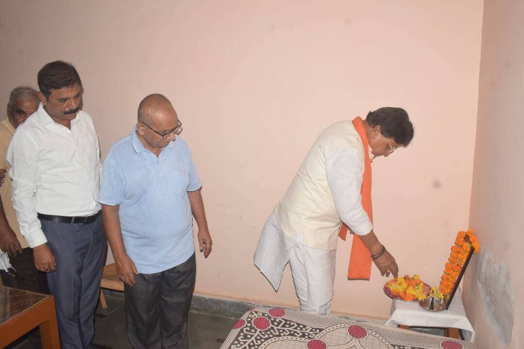 प्रभारी मंत्री श्री विजयवर्गीय ने स्व. अवध बिहारी चतुर्वेदी के निधन पर दी श्रद्धाजंलि
----
सतना 09 सितम्बर 2026/मध्यप्रदेश शासन के नगरीय विकास एवं आवास मंत्री तथा #सतना जिले के प्रभारी मंत्री श्री Kailash Vijayvargiya ने बुधवार को धवारी स्थित संतोष चतुर्वेदी के निवास पर पहुंचकर उनके पिता पूर्व शिक्षक स्व. अवध बिहारी चतुर्वेदी के निधन पर श्रद्धाजंलि दी। उन्होंने शोकाकुल परिवार से भेंट कर ढाढस बंधाया। इस दौरान विधायक चित्रकूट Surendra Singh Gaharwar, स्पीकर नगर निगम श्री राजेश चतुर्वेदी, जिलाध्यक्ष श्री भगवती प्रसाद पाण्डेय, पूर्व स्पीकर श्री अनिल जायसवाल, श्रीमती नीता सोनी, श्री उमेश चतुर्वेदी सहित परिवार जन उपस्थित रहे।
#JansamparkMP
CM Madhya Pradesh
Dr Mohan Yadav