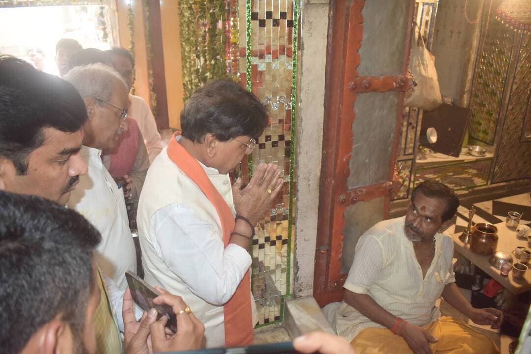 प्रभारी मंत्री ने किये भगवान कामतानाथ के दर्शन
----
सतना 09 सितम्बर 2026/नगरीय विकास एवं आवास मंत्री तथा #सतना जिले के प्रभारी मंत्री श्री Kailash Vijayvargiya ने अपने चित्रकूट प्रवास के दौरान बुधवार को भगवान कामतानाथ स्वामी प्राचीन मुखार बिन्द के दर्शन किये। इस दौरान चित्रकूट विधायक श्री Surendra Singh Gaharwar, जिलाध्यक्ष श्री भगवती प्रसाद पाण्डेय भी उनके साथ मौजूद रहे।
CM Madhya Pradesh
Dr Mohan Yadav
#JansamparkMP