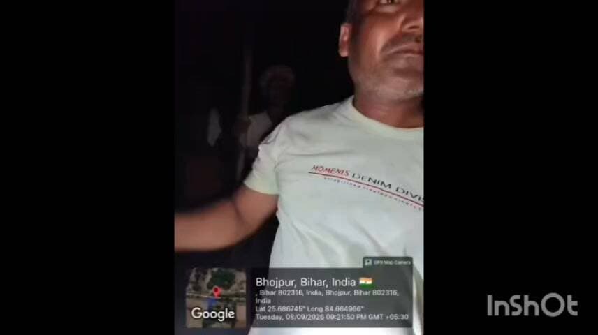नथमलपुर में रात के अंधेरे में पंचायत प्रतिनिधि मदद के लिए बाढ़ पीड़ितों के बीच पहुचे बाढ़ पीड़ितों ने रात में ही किये जमकर हंगामा