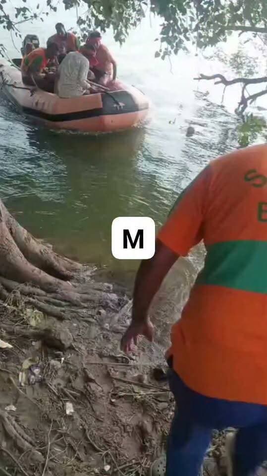 बड़हरा प्रखंड के बखोरापुर में बाढ़ के पानी मे स्नान कर रही तीन डूबी गभीर स्थिति में तीनों युवती को ईलाज के लिए SDRF की मदद से अस्पताल भेजा गया