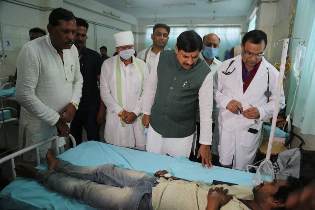 ➡️ मुख्यमंत्री डॉ यादव ने बीएमसी के वार्डों में जाकर जाना बंडा के पीड़ितों का हाल, परिजनों को बंधाया ढांढस
➡️ कहा -इलाज में नहीं होगी कोई कमी, डॉक्टरों को दिए सर्वाेत्तम इलाज और चौबीसों घंटे निगरानी के सख्त निर्देश
बंडा के अवैध जहरीली शराब मामले के पीड़ितों को त्वरित राहत देने और उनका ढांढस बंधाने के लिए मध्यप्रदेश के मुख्यमंत्री डॉ. मोहन यादव आज सागर स्थित बुंदेलखंड मेडिकल चिकित्सा महाविद्यालय पहुंचे। उन्होंने अस्पताल के वार्डों में जाकर भर्ती मरीजों का कुशलक्षेम जाना और पीड़ित परिवारों से आत्मीय संवाद किया। उन्होंने परिजनों से कहा कि सरकार हर स्थिति में आपके साथ है।
मुख्यमंत्री डॉ. मोहन यादव ने प्रत्येक मरीज के पास जाकर उनके स्वास्थ्य की स्थिति देखी। पीड़ितों के परिजनों से पूछा ’’परिवार में कौन-कौन है? चिंता मत करिए, सरकार हर स्थिति में आपके साथ खड़ी है।’’ मुख्यमंत्री के इस आत्मीय व्यवहार और सांत्वना भरे शब्दों से पीड़ित परिवारों की आंखों में आस और ढांढस साफ नजर आया।
निरीक्षण के दौरान मुख्यमंत्री ने बीएमसी के प्रभारी डीन, अधीक्षक और वरिष्ठ चिकित्सकों से पीड़ितों को सर्वाेत्तम इलाज उपलब्ध कराने के निर्देश दिए है साथ ही आवश्यक दवाओं, टेस्ट और विशेषज्ञों की तैनाती 24 घंटे सुनिश्चित करने के भी निर्देश दिए।
इस दौरान दमोह सांसद श्री राहुल सिंह लोधी, रहली विधायक श्री गोपाल भार्गव, खुरई विधायक श्री भूपेन्द्र सिंह, सागर विधायक श्री शैलेन्द्र जैन, नरयावली विधायक श्री प्रदीप लारिया, बंडा विधायक श्री वीरेन्द्र सिंह लोधी, बीना विधायक श्रीमती निर्मला सप्रे, देवरी विधायक श्री ब्रज बिहारी पटेरिया, जिला पंचायत अध्यक्ष श्री हीरा सिंह राजपूत, जिला अध्यक्ष श्री श्याम तिवारी, महापौर श्रीमती संगीता तिवारी, नगर निगम अध्यक्ष श्री वृन्दावन अहिरवार, श्रीमती रानी कुशवाहा, श्री शैलेष केशरवानी, कमिश्नर श्री दिलीप कुमार, डीआईजी श्री एसएस चौहान, कलेक्टर श्रीमती प्रतिभा पाल, पुलिस अधीक्षक श्री अनुराग सुजानिया, प्रभारी डीन डॉ. अमर गंगवानी, अधीक्षक डॉ. राजेश जैन, डॉ. सौरभ जैन सहित अन्य जनप्रतिनिधि, अधिकारी, डाक्टर्स, मेडिकल स्टाफ मौजूद था।
CM Madhya Pradesh Dr Mohan Yadav Jansampark Madhya Pradesh #JansamparkMP #sagar
