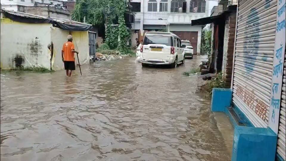 गंगा और सोन नदी के जलस्तर में लगातार उतार-चढ़ाव के साथ आर के जगदेव नगर में सड़कों पर और घरों में जल जमाव से लोगों को हो रही है परेशानी