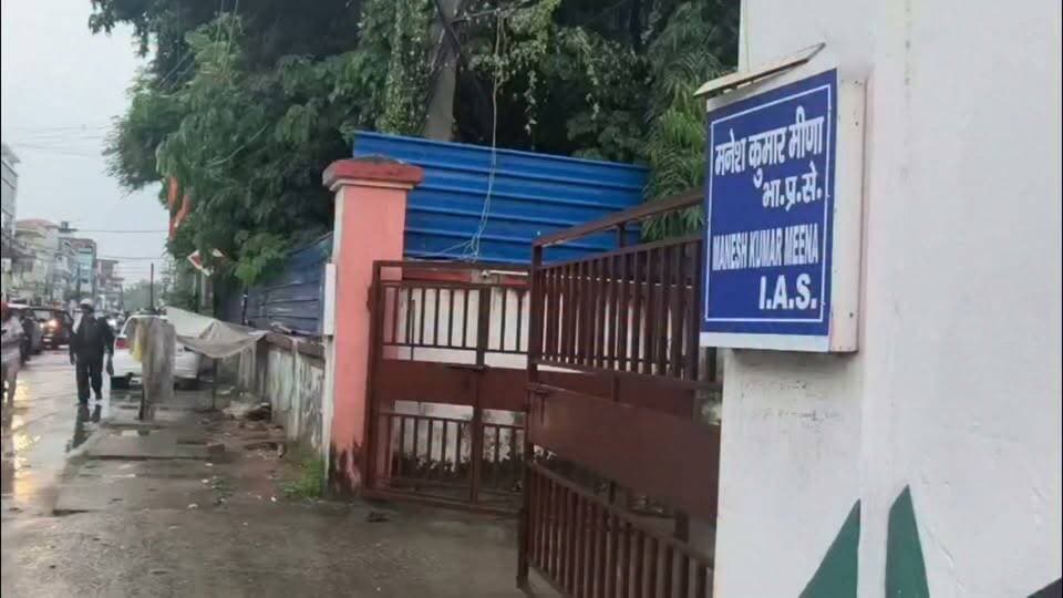सर्किट हाउस रोड व भोजपुर जिला अधिकारी मनेश कुमार मीणा के आवास के बाहर लगा जल जमाव लोगों को हो रही है परेशानी आनंद नगर निगम बेफिक्र