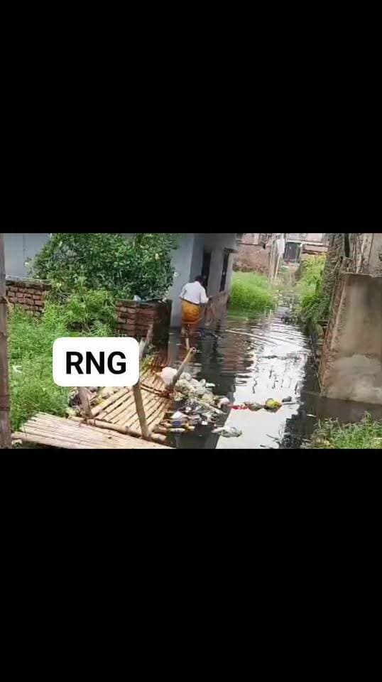आरा के वार्ड नंबर 11 के गिरजा मोड़ स्थित कृष्णा नगर में नाले के पानी सड़कों पर बहाने से लोगों को हो रही हैपरेशानी