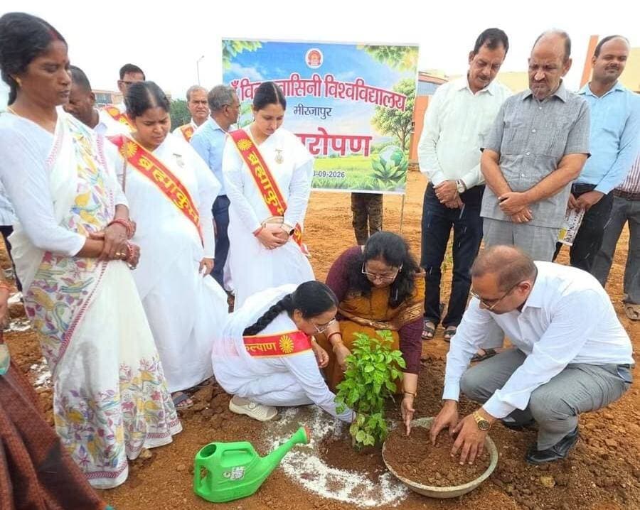 माँ विंध्यवासिनी विश्वविद्यालय में ब्रह्माकुमारी संस्थान ने कराया वृहद वृक्षारोपण
मिर्जापुर। माँ विंध्यवासिनी विश्वविद्यालय, देवरी कला मड़िहान परिसर में ब्रह्माकुमारी संस्थान के तत्वावधान में वृहद वृक्षारोपण कार्यक्रम आयोजित किया गया। कार्यक्रम से पूर्व बिंदु दीदी ने उपस्थित विश्वविद्यालय परिवार को ध्यान एवं आध्यात्मिक एकाग्रता का प्रशिक्षण दिया।
इसके बाद विश्वविद्यालय परिसर में फलदार एवं औषधीय पौधे लगाए गए। कुलपति प्रो. शोभा गौड़ ने कहा कि वृक्ष पर्यावरण संतुलन के साथ मानव जीवन और आने वाली पीढ़ियों के लिए बेहद जरूरी हैं। उन्होंने लगाए गए पौधों की नियमित देखभाल और संरक्षण पर जोर दिया।
इस अवसर पर कुलपति ने बिंदु दीदी सहित ब्रह्माकुमारी संस्थान के सदस्यों को अंगवस्त्र एवं तुलसी का पौधा देकर सम्मानित किया। कार्यक्रम में विश्वविद्यालय के अधिकारी, शिक्षक एवं अन्य सदस्य मौजूद रहे।
#TodayMirzapur #Mirzapur #वृक्षारोपण #माँविंध्यवासिनीविश्वविद्यालय #ब्रह्माकुमारी #पर्यावरणसंरक्षण