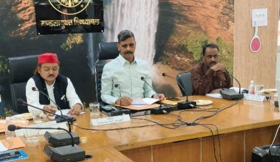 सांसद निधि के अधूरे कार्य 15 अक्टूबर तक पूरे कराने के निर्देश
मिर्जापुर। मंडलायुक्त राजेश प्रकाश ने एमपीलैड्स योजना की समीक्षा करते हुए सांसद निधि से स्वीकृत अधूरे कार्यों को 15 अक्टूबर 2026 तक हर हाल में पूरा कराने के निर्देश दिए। उन्होंने कार्यपूर्ति प्रमाणपत्र भी प्राप्त करने को कहा।
मंडल के मिर्जापुर, सोनभद्र और भदोही में कई कार्य निर्धारित समय के बाद भी अधूरे मिले। मिर्जापुर में वर्ष 2023-24 के 3 और 2024-25 के 2 कार्य लंबित पाए गए। वहीं सोनभद्र में विद्यालयों के शिक्षण कक्षों के निर्माण अधूरे मिले।
भदोही में 13 कार्यों पर समय बीतने के बावजूद काम शुरू न होने पर मंडलायुक्त ने नाराजगी जताई। उन्होंने तीनों जिलों के मुख्य विकास अधिकारियों को निर्माण संस्थाओं के साथ साप्ताहिक समीक्षा करने के निर्देश दिए।
मंडलायुक्त ने कहा कि एमपीलैड्स के तहत स्वीकृत प्रत्येक कार्य एक वर्ष के भीतर पूर्ण कराया जाना सुनिश्चित किया जाए।
#TodayMirzapur #Mirzapur #MPLADS #सांसदनिधि #राजेशप्रकाश #विकासकार्य