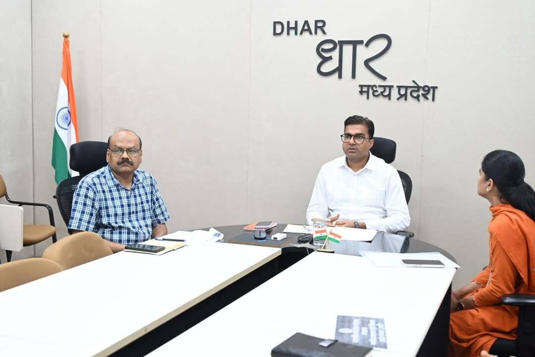 छठवें राज्य वित्त आयोग के अध्यक्ष श्री जयभान सिंह पवैया ने कहा कि पंचायत एवं नगरीय निकायों को वित्तीय रूप से सशक्त और आत्मनिर्भर बनाने के लिए उन्हें केवल केंद्र एवं राज्य से मिलने वाले अनुदान पर निर्भर नहीं रहना चाहिए। स्थानीय स्तर पर स्वयं के राजस्व स्रोत विकसित करने तथा विभिन्न क्षेत्रों में किए जा रहे नवाचारों को प्रोत्साहित करने की आवश्यकता है। उन्होंने कहा कि स्थानीय निकायों की वास्तविक आवश्यकताओं और जमीनी अनुभवों के आधार पर छठवें राज्य वित्त आयोग की अनुशंसाएं तैयार की जाएंगी।
श्री पवैया आज अपने इंदौर भ्रमण के दौरान कमिश्नर कार्यालय में इंदौर संभाग के जिलों के कलेक्टर, जिला पंचायतों के मुख्य कार्यपालन अधिकारियों एवं अन्य वरिष्ठ विभागीय अधिकारियों की संभाग स्तरीय बैठक को संबोधित कर रहे थे। बैठक में संभागायुक्त श्री भास्कर लाक्षाकार, आयोग के सदस्य श्री के.के. सिंह, इंदौर कलेक्टर श्री शिवम वर्मा, आयोग के सदस्य सचिव श्री वीरेन्द्र कुमार सहित अन्य अधिकारी उपस्थित थे। जिले से कलेक्टर श्री राजीव रंजन मीना सहित संबंधित अधिकारी वीडियो कॉन्फ्रेंसिंग के माध्यम से जुड़े। श्री पवैया ने कहा कि मध्यप्रदेश में पांचवें राज्य वित्त आयोग ने वर्ष 2019 में अपना प्रतिवेदन दिया था। वर्तमान में राज्य सरकार पांचवें वित्त आयोग की अनुशंसाओं के आधार पर कार्य कर रही है। अब प्रदेश में छठवें राज्य वित्त आयोग का गठन हुआ है। आयोग को आगामी पांच वर्षों के लिए अपना प्रतिवेदन तैयार करना है। इसके लिए प्रदेश के विभिन्न संभागों का भ्रमण कर अधिकारियों और जनप्रतिनिधियों से सुझाव लिए जा रहे हैं। उन्होंने कहा कि पंचायती राज व्यवस्था एवं स्थानीय स्वशासी निकायों को संवैधानिक आधार मिलने के बाद यह आवश्यक हुआ कि स्थानीय निकायों को वित्तीय रूप से सुदृढ़ करने के लिए निष्पक्ष वित्तीय व्यवस्था सुनिश्चित की जाए। इसी उद्देश्य से राज्य वित्त आयोग की महत्वपूर्ण भूमिका निर्धारित की गई है।
श्री पवैया ने अधिकारियों से स्थानीय निकायों की वास्तविक समस्याओं, आवश्यकताओं और उपलब्धियों की जानकारी ली। उन्होंने अधिकारियों से जाना कि छठवें राज्य वित्त आयोग से उनकी क्या अपेक्षाएं हैं और ऐसी कौन-सी व्यवस्थाएं की जा सकती हैं, जिनसे स्थानीय निकायों की वित्तीय स्थिति और कार्यक्षमता में सुधार हो। उन्होंने विशेष रूप से स्थानीय निकायों के स्वयं के राजस्व स्रोत बढ़ाने पर जोर दिया। उन्होंने कहा कि यदि किसी ग्राम पंचायत, जनपद पंचायत, जिला पंचायत अथवा नगरीय निकाय ने अपने स्तर पर राजस्व बढ़ाने का कोई सफल प्रयोग किया है तो उसकी जानकारी आयोग को दी जाए, ताकि ऐसे नवाचारों को व्यापक स्तर पर लागू करने के संबंध में अनुशंसा की जा सके।
उन्होंने बैठक में विभिन्न जिलों में किए जा रहे नवाचारों की भी जानकारी ली। श्री पवैया ने कहा कि स्वच्छता, अपशिष्ट प्रबंधन, पर्यावरण संरक्षण, सांस्कृतिक विकास तथा अन्य स्थानीय दायित्वों से जुड़े क्षेत्रों में किए जा रहे नवाचारों को प्रोत्साहित किया जाना चाहिए। उन्होंने इंदौर में कचरा निष्पादन एवं उससे संसाधन विकसित करने, करारोपण और कर वसूली तथा अन्य जिलों में किए जा रहे नवाचारों का उल्लेख करते हुए कहा कि ऐसे प्रयास स्थानीय निकायों की आय बढ़ाने और उन्हें आत्मनिर्भर बनाने में महत्वपूर्ण भूमिका निभा सकते हैं। श्री पवैया ने स्थानीय निकायों द्वारा कराए जाने वाले निर्माण एवं विकास कार्यों की गुणवत्ता पर भी चर्चा की। उन्होंने अधिकारियों से पूछा कि गुणवत्ता नियंत्रण को और प्रभावी बनाने के लिए वर्तमान व्यवस्था में किस प्रकार के सुधार आवश्यक हैं। उन्होंने कहा कि नियमों, प्रक्रियाओं अथवा गुणवत्ता नियंत्रण की व्यवस्था में किसी प्रकार के सुधार की आवश्यकता महसूस होती है तो अधिकारी अपने सुझाव आयोग को उपलब्ध कराएं। इन सुझावों को आयोग की अनुशंसाओं में शामिल करने पर विचार किया जाएगा। उन्होंने कहा कि छठवें राज्य वित्त आयोग का उद्देश्य ऐसी व्यावहारिक एवं प्रभावी अनुशंसाएं तैयार करना है, जिनसे प्रदेश के पंचायत एवं नगरीय निकाय आने वाले वर्षों में अधिक वित्तीय रूप से सक्षम, आत्मनिर्भर और प्रभावी बन सकें।
बैठक में संभागायुक्त श्री भास्कर लाक्षाकार ने भी अपने महत्वपूर्ण सुझाव दिये। अंत में कलेक्टर श्री शिवम वर्मा ने आभार व्यक्त किया।
Jansampark Madhya Pradesh