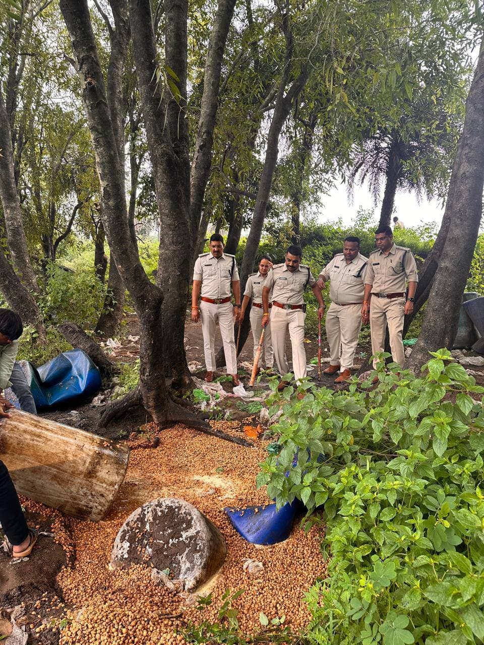 कलेक्टर श्री राजीव रंजन मीना के आदेशानुसार अवैध मदिरा के निर्माण, संग्रहण एवं विक्रय के विरुद्ध आबकारी विभाग द्वारा लगातार प्रभावी कार्यवाही की जा रही है। इसी क्रम में उपायुक्त आबकारी, संभाग इंदौर श्री इंदर सिंह जामोद एवं सहायक आबकारी आयुक्त जिला धार श्री दीपक अवस्थी के मार्गदर्शन तथा जिला कंट्रोलर श्री प्रशांत मंडलोई के नेतृत्व में धार, सागौर, सरदारपुर एवं बदनावर की संयुक्त आबकारी टीम द्वारा विभिन्न स्थानों पर दबिश देकर बड़ी मात्रा में अवैध मदिरा एवं गुड़-लाहन जप्त किया गया।
संयुक्त टीम द्वारा सूरजपुरा नाले के किनारे, सूरजपुरा तालाब के किनारे तथा सादी नदी, मूसपुरा क्षेत्र में दबिश की कार्यवाही की गई। कार्यवाही के दौरान कुल 5600 लीटर गुड़-लाहन एवं 75 लीटर कच्ची शराब जप्त की गई। प्रकरणों में मध्यप्रदेश आबकारी अधिनियम, 1915 (संशोधन 2000) की धारा 34(1)(क) एवं (च) के तहत कुल 5 प्रकरण पंजीबद्ध किए गए हैं। जप्त मदिरा एवं लाहन की कुल अनुमानित कीमत लगभग 5 लाख 71 हजार 250 रुपये है।
कार्यवाही में सहायक जिला आबकारी अधिकारी श्री प्रशांत मंडलोई, डॉ. निलेश नेमा, आबकारी उप निरीक्षक श्री राज कुमार शुक्ला, श्री संग्राम सिंह गोरे, श्री मुनेंद्र जादौन, श्री अश्विनी रोजड़े, श्रीमती वर्षा राजपूत, श्री जितेंद्र राठौर सहित धार, सागौर, सरदारपुर एवं बदनावर की संयुक्त आबकारी टीम का महत्वपूर्ण योगदान रहा।
Jansampark Madhya Pradesh