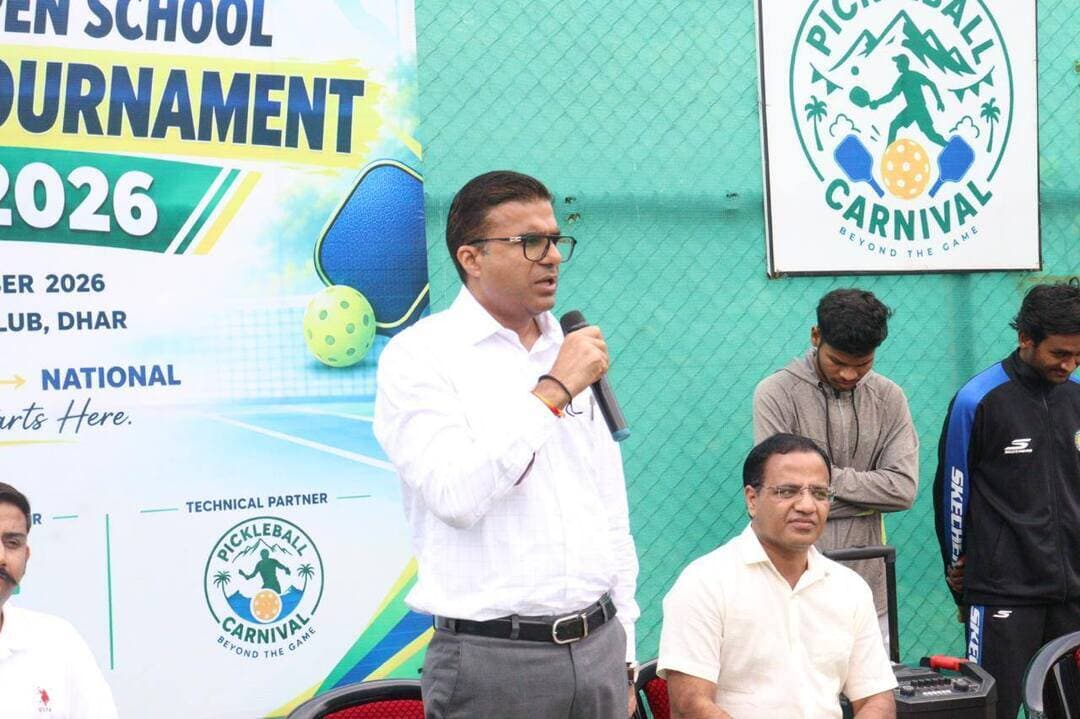 स्थानीय उदयरंजन क्लब, धार में 9 एवं 10 सितंबर 2026 को 'द्वितीय जिला ओपन स्कूल पिकलबॉल टूर्नामेंट-2026' का शुभारंभ हुआ। इस प्रतिष्ठित प्रतियोगिता में धार जिले के 16 विद्यालयों के खिलाड़ियों ने अत्यंत उत्साहपूर्वक सहभागिता की है। इस दो दिवसीय आयोजन का मुख्य उद्देश्य विद्यालय स्तर पर पिकलबॉल खेल को प्रोत्साहित करना, प्रतिभाशाली खिलाड़ियों को एक सशक्त प्रतिस्पर्धात्मक मंच उपलब्ध कराना तथा उत्कृष्ट खिलाड़ियों को आगामी राज्य एवं राष्ट्रीय स्तर की प्रतियोगिताओं में सहभागिता के अवसर प्रदान करना है।
उद्घाटन समारोह के मुख्य अतिथि कलेक्टर तथा उदयरंजन क्लब के अध्यक्ष श्री राजीव रंजन मीना रहे। कार्यक्रम में सह सचिव श्री पंकज अग्रवाल की भी गरिमामयी उपस्थिति रही। क्लब के अन्य सदस्य एवं पदाधिकारी भी इस दौरान उपस्थित रहे और प्रतियोगिता के सफल संचालन में अपना पूर्ण सहयोग प्रदान किया।
खिलाड़ियों का उत्साहवर्धन करते हुए मुख्य अतिथि कलेक्टर श्री राजीव रंजन मीना ने कहा कि खेल हमारे जीवन में अनुशासन, समन्वय और मानसिक-शारीरिक विकास का मुख्य आधार हैं। जब युवा टीम भावना के साथ मैदान पर उतरते हैं, तो यह उनकी व्यक्तिगत क्षमता को निखारने के साथ-साथ एक स्वस्थ प्रतिस्पर्धा की संस्कृति को जन्म देता है। उन्होंने सभी प्रतिभागियों से अपनी पूरी ऊर्जा और कौशल के साथ खेलने का आह्वान किया। प्रतियोगिता में उत्कृष्ट प्रदर्शन करने वाले खिलाड़ियों का चयन आगामी राज्य एवं राष्ट्रीय स्तर की प्रतियोगिताओं के लिए किया जाएगा, जिससे जिले के युवा खिलाड़ियों को अपनी प्रतिभा प्रदर्शित करने का बेहतरीन अवसर मिल रहा है।
राइजिंग टेनिस एवं पिकलबॉल अकादमी द्वारा जिले में पिकलबॉल एवं अन्य रैकेट स्पोर्ट्स को बढ़ावा देने तथा खिलाड़ियों को नियमित प्रशिक्षण एवं उच्च स्तरीय प्रतियोगिताओं के लिए तैयार करने की दिशा में निरंतर सराहनीय कार्य किया जा रहा है। जिले में खेल प्रतिभाओं के विकास हेतु आवश्यक खेल सुविधाओं एवं प्रशिक्षण अधोसंरचना को और मजबूत करने तथा प्रशासन व संबंधित संस्थाओं के सहयोग से खेल गतिविधियों को व्यापक स्तर पर संचालित करने के प्रयास किए जाएंगे। विद्यालय स्तर पर पिकलबॉल को बढ़ावा देने और युवा प्रतिभाओं को आगे बढ़ाने की दिशा में यह आयोजन एक मील का पत्थर साबित हो रहा है।
इस गरिमामयी अवसर पर धार पिकलबॉल एसोसिएशन के अध्यक्ष श्री उज्ज्वल नायक एवं श्री उज्ज्वल सिंह ठाकुर, सचिव श्री हितेश देवनानी, मध्यप्रदेश पिकलबॉल के चीफ कोच एवं धार पिकलबॉल एसोसिएशन के उपाध्यक्ष श्री जयंत सिंह सोलंकी, कोषाध्यक्ष श्री लक्षित जोशी तथा एसोसिएशन के सदस्य श्री रोहित देवनानी एवं श्रीमती शुभी व्यास सहित अनेक गणमान्य नागरिक, खेल प्रेमी और प्रशासनिक अधिकारी उपस्थित रहे।
Jansampark Madhya Pradesh