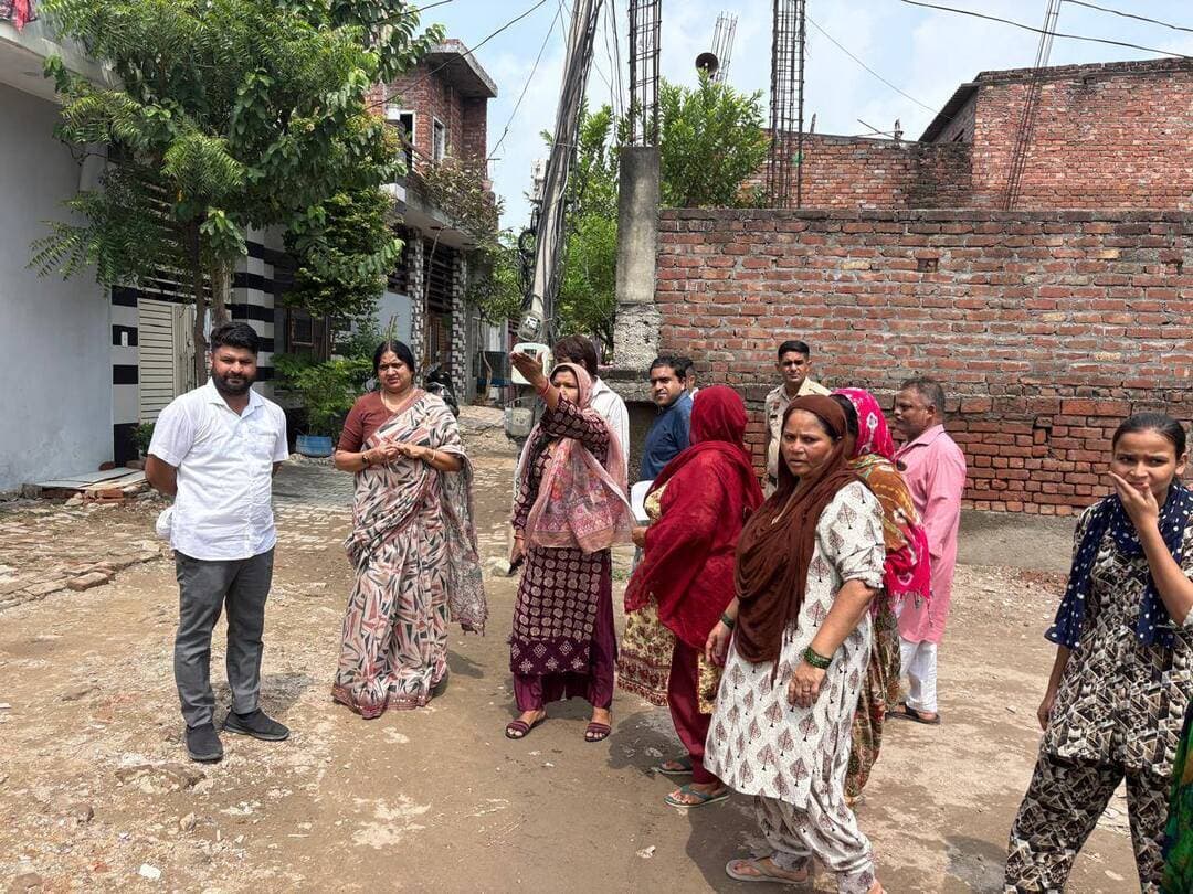 अमरपुरी कॉलोनी नियमित होते ही खुलेंगे विकास के द्वार - सुमन बहमनी
मेयर ने वार्ड 20 की अमरपुरी कॉलोनी का दौरा कर सुनी लोगों की समस्याएं
यमुनानगर। मेयर सुमन बहमनी ने पार्षद विक्रम राणा के साथ वार्ड नंबर 20 की अमरपुरी कॉलोनी का दौरा किया। इस दौरान उन्होंने नगर निगम व जन स्वास्थ्य विभाग के अधिकारियों की मौजूदगी में कॉलोनी वासियों की समस्याएं सुनीं। लोगों ने पानी निकासी, सफाई, सीवरेज, गलियों व नालियों के निर्माण, स्टॉर्म वाटर लाइन सहित विभिन्न समस्याएं मेयर के समक्ष रखीं। कॉलोनी वासियों ने अमरपुरी कॉलोनी को नियमित करवाने की मांग भी प्रमुखता से उठाई।
मेयर सुमन बहमनी ने कहा कि अमरपुरी कॉलोनी समेत विभिन्न अनअप्रूव्ड कॉलोनियों को नियमित करवाने के भरकस प्रयास किए जा रहे है। कॉलोनी के नियमित होने के बाद यहां विकास के द्वार खुलेंगे। कॉलोनी के नियमित होने से क्षेत्र में मूलभूत सुविधाएं उपलब्ध कराने और विभिन्न विकास कार्य करवाने का रास्ता साफ होगा। उन्होंने कहा कि नगर निगम की ओर से शहर के सभी क्षेत्रों में बेहतर सुविधाएं उपलब्ध करवाने के प्रयास किए जा रहे हैं। जहां नियमों के तहत विकास कार्य करना संभव है, वहां लोगों को मूलभूत सुविधाएं उपलब्ध करवाने में कोई कसर नहीं छोड़ी जाएगी।
मेयर ने कॉलोनी वासियों को बताया कि अमरपुरी कॉलोनी अभी अनअप्रूव्ड है। इसके चलते यहां नियमित कॉलोनियों की तरह नगर निगम द्वारा विकास कार्य नहीं करवाए जा सकते। लोगों ने कहा कि कॉलोनी में बड़ी संख्या में परिवार रह रहे हैं और उन्हें सीवरेज, पक्की गलियों, नालियों, पानी निकासी तथा स्टॉर्म वाटर लाइन जैसी सुविधाओं की आवश्यकता है। उन्होंने मेयर से कॉलोनी के नियमितीकरण के लिए आवश्यक कार्रवाई करवाने की मांग की, ताकि क्षेत्र का योजनाबद्ध तरीके से विकास हो सके। मेयर ने उन्हें जल्द कॉलोनी को नियमित कराने का आश्वासन दिया। मेयर ने लोगों की समस्याओं को गंभीरता से सुनते हुए संबंधित अधिकारियों से मौके पर ही जानकारी ली। उन्होंने पानी निकासी, सफाई और सीवरेज से जुड़ी समस्याओं के समाधान के लिए अधिकारियों को आवश्यक कार्रवाई करने के निर्देश दिए। उन्होंने कहा कि कॉलोनी के नियमितीकरण से संबंधित प्रक्रिया नियमों के अनुसार आगे बढ़ाई जा रही है। पार्षद विक्रम राणा ने भी कॉलोनी वासियों की समस्याओं को अधिकारियों के समक्ष रखा और उनके जल्द समाधान की मांग की। मौके पर नगर निगम सहायक अभियंता सुरेंद्र दहिया, जन स्वास्थ्य विभाग के अधिकारी व आसपास के लोग मौजूद रहें।
फोटो - वार्ड 20 की अमरपुरी कॉलोनी में लोगों की समस्याएं सुनती मेयर सुमन बहमनी।
कॉलोनी का दौरा करती मेयर सुमन बहमनी।