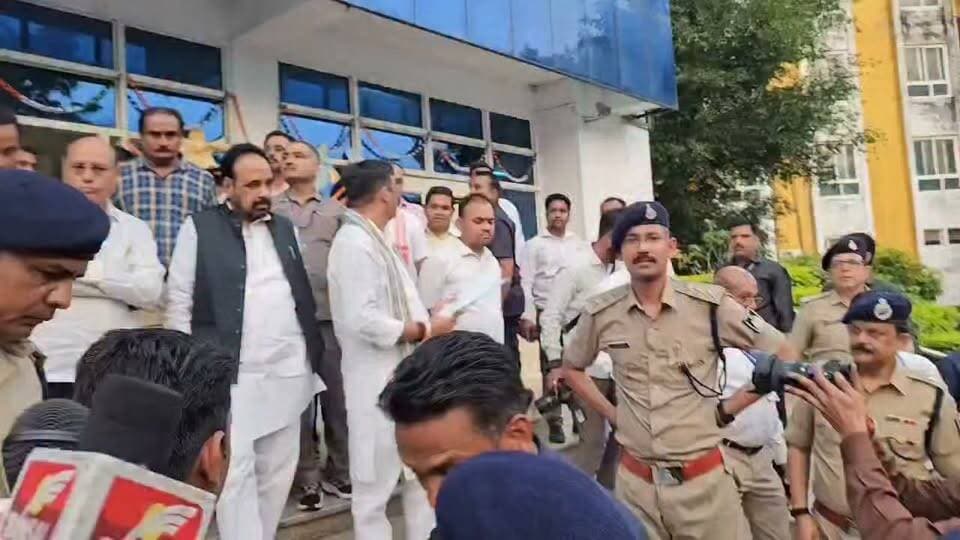 आज 9 सितंबर 2026 को मुख्यमंत्री डॉ. Dr Mohan Yadav
जहरीली शराब कांड के बाद सागर पहुंचे। उन्होंने मेडिकल कॉलेज जाकर प्रभावित मरीजों से मुलाकात की और डॉक्टरों से उनके इलाज की जानकारी ली।
मुख्यमंत्री ने दोषियों के खिलाफ बेहद सख्त कार्रवाई के निर्देश दिए। उन्होंने कहा कि “ऐसी कार्रवाई करेंगे कि दोबारा कोई ऐसी हिम्मत न करे” और दोषियों की अवैध संपत्तियों व अतिक्रमण पर भी कार्रवाई की जाएगी। अधिकारियों को उन्होंने कार्रवाई के लिए फ्री-हैंड देने की बात कही।
इससे पहले मुख्यमंत्री ने स्पष्ट कहा था कि सरकार ऐसी घटनाओं को बिल्कुल बर्दाश्त नहीं करेगी और किसी भी दोषी को बख्शा नहीं जाएगा। #जहरीलीशराब #कड़ीकार्रवाई #मध्यप्रदेश #BJP #BJP4MP #Viral #TrendingNow
BJP Madhya Pradesh Bharatiya Janata Party (BJP) Bhuppendra Siingh BJP Uttar Pradesh