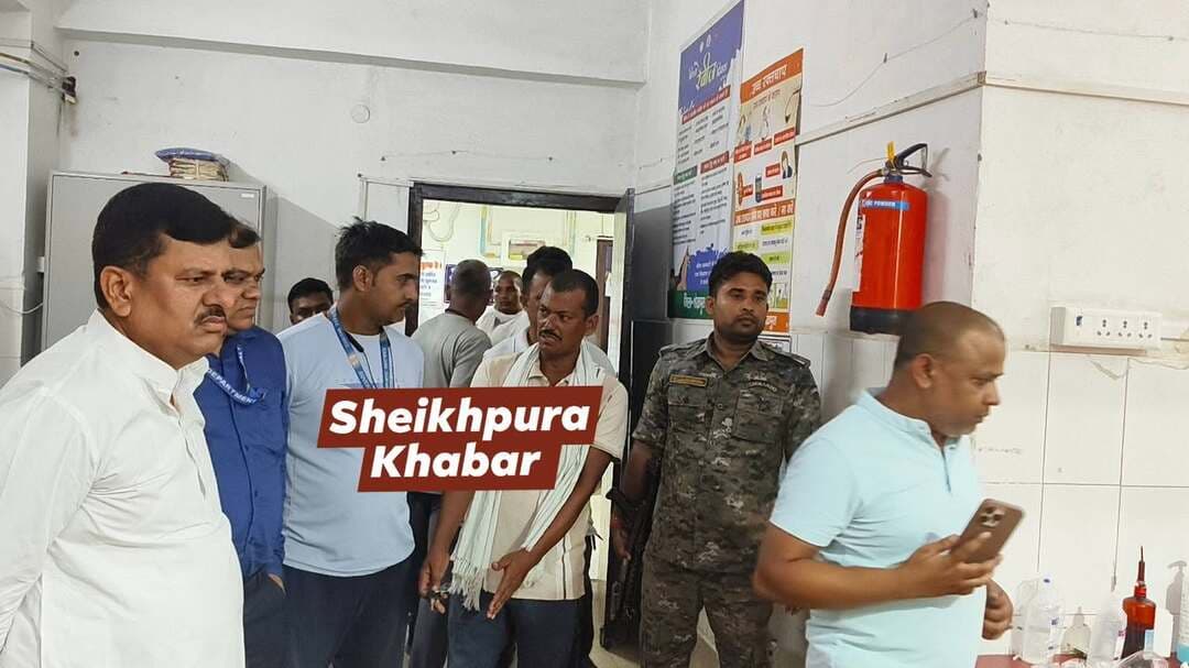 अज्ञात वाहन की चपेट में आने से ग्रामीण की मौत, गांव में छाया मातम।
पूर्व विधायक विजय सम्राट सदर अस्पताल पहुंचे।
शेखपुरा जिले के चेवाड़ा थाना क्षेत्र में बुधवार को अज्ञात वाहन की चपेट में आने से गंभीर रूप से घायल हुए ग्रामीण की इलाज के दौरान मौत हो गई। हादसे की खबर मिलते ही मृतक के परिवार में कोहराम मच गया, वहीं बसंत गांव में मातम छा गया।
मृतक की पहचान बसंत गांव निवासी चन्देश्वर चौधरी के 50 वर्षीय पुत्र अनिल चौधरी के रूप में हुई है। बताया गया कि बुधवार को सड़क से गुजर रहे अनिल चौधरी को अज्ञात वाहन ने जोरदार टक्कर मार दी थी। स्थानीय लोगों की मदद से उन्हें गंभीर हालत में सदर अस्पताल शेखपुरा में भर्ती कराया गया।
चिकित्सक डॉ. शैलेंद्र कुमार ने प्राथमिक उपचार किया। इलाज के दौरान मौत हुई।घटना के बाद परिजनों का रो-रोकर बुरा हाल है।
पुलिस ने मामले की जांच शुरू कर दी है और दुर्घटना में शामिल अज्ञात वाहन की पहचान करने का प्रयास किया जा रहा है।
पूर्व विधायक विजय सम्राट ने बताया कि सूचना मिली कि सड़क दुर्घटना में एक व्यक्ति की मौत हुई है। सड़क दुर्घटना में मृतक परिवारों के साथ है। हर संभव मदद करेंगे।