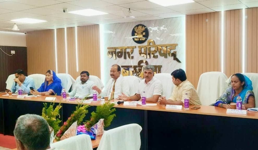 नगर परिषद बरबीघा के सभाकक्ष में सभापति शोनू कुमार की अध्यक्षता में बोर्ड की सामान्य बैठक सम्पन्न किया गया, जिसमें विधायक डॉ कुमार पुष्पंजय, उपसभापति निधि कुमारी, पूर्व सभापति -सह- वार्ड पार्षद रौशन कुमार, वार्ड पार्षद प्रसून्न कुमार, सुनील सिंह, रामजी सिंह,अंजू देवी,किरण देवी एवं सभी वार्ड पार्षद तथा कार्यपालक पदाधिकारी रमण कुमार, सिटि मैनेजर राजीव आनन्द, राज बर्धन स्वच्छता पदाधिकारी एवं नगर परिषद के सभी कर्मी उपस्थित थे। बैठक में शहर की साफ-सफाई, तेउसाइन पैन की सफाई एवं खुले नाला पर स्लैब के ढलाई, नल जल आपूर्ति, तार पोल एवं विकास की योजना पर विस्तृत रूप से चर्चा किया गया तथा नगर चल रहे लंबित सभी योजनाओं को जल्द से जल्द पूर्ण कराने का निर्णय लिया गया।इसके अतिरिक्त नलजल पाइप में मोटर लगाकर जल चोरी किया जाता है इसपर समिति द्वारा नगर परिषद से छापामारी टीम बनकर जल्द से जल्द मोटर का छापामारी करते हुए जुर्माना वसूल करने के निदेश दिया गया।नगर परिषद बरबीघा में स्ट्रोम वाटर ड्रेनेज सिस्टम का DPR तैयार होने विलंब, बिजली की समस्या, चापाकल की मांग पैन का उड़ाही/सफाई के संबंध में माननीय विधायक महोदय द्वारा जल्द से जल्द उसे पूरा करने आश्वासन दिया गया।