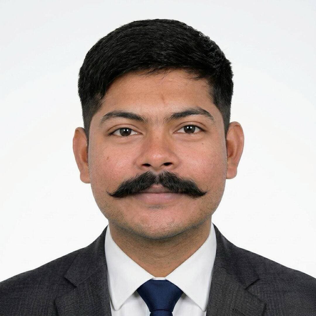 बीसीआई युवा इन्वेस्टर कनेक्ट के तहत 13 सितंबर को स्टार्टअप इन्वेस्टर पिचिंग वर्कशॉप
युवा उद्यमियों को निवेश के लिए तैयार करेगी बीसीआई युवा की विशेष वर्कशॉप
@followers @top fans News 24 Udaipur
#udaipur #viralpost #nonfollowers
उदयपुर। बिजनेस सर्कल इंटरनेशनल के बीसीआई युवा की ओर से आयोजित किए जा रहे बीसीआई युवा इन्वेस्टर कनेक्ट के तहत स्टार्टअप और युवा उद्यमियों को निवेश के लिए तैयार करने के उद्देश्य से स्टार्टअप इन्वेस्टर पिचिंग वर्कशॉप का आयोजन 13 सितंबर 2026 को किया जाएगा। वर्कशॉप दोपहर 12:30 बजे से शाम 5:30 बजे तक मधुश्री बैंक्वेट, 100 फीट रोड, शोभागपुरा, जूडियो स्टोर के पीछे, उदयपुर में आयोजित होगी।
बीसीआई के फाउंडर एंड चेयरमैन मुकेश माधवानी ने बताया कि आज के दौर में स्टार्टअप के लिए केवल बेहतर बिजनेस आइडिया होना पर्याप्त नहीं है, बल्कि उसे निवेशकों के सामने प्रभावी ढंग से प्रस्तुत करना, बिजनेस की ग्रोथ क्षमता को प्रदर्शित करना और लीगल व फाइनेंशियल स्तर पर पूरी तरह तैयार रहना भी आवश्यक है। इसी उद्देश्य से इस वर्कशॉप का आयोजन किया जा रहा है, जिससे युवा उद्यमियों को इन्वेस्टर कनेक्ट के लिए बेहतर तरीके से तैयार किया जा सके।
बीसीआई युवा की प्रेसिडेंट मीनाक्षी पालीवाल ने बताया कि वर्कशॉप में प्रतिभागियों को वेंचर रेडीनेस, इन्वेस्टमेंट आर्किटेक्चर, ट्रैक्शन, ग्रोथ, डिजिटल प्रेजेंस, लीगल एवं रेग्युलेटरी कम्प्लायंस तथा इन्वेस्टर पिचिंग से जुड़े महत्वपूर्ण पहलुओं की जानकारी दी जाएगी। साथ ही निवेशकों के सामने पिच प्रस्तुत करने, प्रभावी स्टोरीटेलिंग, फाउंडर कम्युनिकेशन और सवाल-जवाब को बेहतर तरीके से संभालने का प्रशिक्षण भी दिया जाएगा।
वर्कशॉप में स्टार्टअप कंसल्टेंट एवं मेंटर दीपक के. सोनी, परफॉर्मेंस मार्केटिंग एक्सपर्ट रोचक भावसार, लीगल रेग्युलेटरी एवं कम्प्लायंस एक्सपर्ट जनमेजय मेहता तथा कॉरपोरेट ट्रेनर एवं सॉफ्ट स्किल्स कोच प्रतिमा एस. रतानी विशेषज्ञ के रूप में प्रतिभागियों का मार्गदर्शन करेंगे।
वर्कशॉप में चार प्रमुख मॉड्यूल के माध्यम से प्रशिक्षण दिया जाएगा।
मॉड्यूल 01 – वेंचर रेडीनेस एवं इन्वेस्टमेंट आर्किटेक्चर में पिच डेक, बिजनेस मेट्रिक्स, यूनिट इकॉनॉमिक्स, फाइनेंशियल प्रोजेक्शंस, जीटीएम, इन्वेस्टमेंट आस्क, फंड यूटिलाइजेशन और एग्जिट स्ट्रेटजी पर मार्गदर्शन दिया जाएगा।
मॉड्यूल 02 – ट्रैक्शन, ग्रोथ एवं डिजिटल प्रेजेंस में परफॉर्मेंस मार्केटिंग, डिजिटल प्रेजेंस, कस्टमर एक्विजिशन, ब्रांड क्रेडिबिलिटी और ग्रोथ स्ट्रेटजी पर जानकारी दी जाएगी।
मॉड्यूल 03 – लीगल, रेग्युलेटरी एवं कम्प्लायंस रेडीनेस के अंतर्गत बिजनेस रजिस्ट्रेशन, लीगल डॉक्यूमेंटेशन, रेग्युलेटरी कम्प्लायंस, इंटेलेक्चुअल प्रॉपर्टी, कॉन्ट्रैक्ट्स और इन्वेस्टर ड्यू डिलिजेंस रेडीनेस पर चर्चा होगी।
वहीं मॉड्यूल 04 – इन्वेस्टर पिचिंग, स्टोरीटेलिंग एवं डील कम्युनिकेशन में पिच डिलीवरी, स्टोरीटेलिंग, फाउंडर कम्युनिकेशन, इन्वेस्टर साइकोलॉजी, क्यू एंड ए हैंडलिंग और डील रूम एटीकेट जैसे विषयों पर विशेष प्रशिक्षण दिया जाएगा।
मीनाक्षी पालीवाल ने बताया कि यह वर्कशॉप सभी के लिए खुली है और इसमें कोई भी इच्छुक व्यक्ति भाग ले सकता है। विशेष रूप से स्टार्टअप फाउंडर्स, युवा उद्यमियों, बिजनेस आइडिया पर काम कर रहे युवाओं और निवेश की दिशा में आगे बढ़ने वाले प्रतिभागियों के लिए यह वर्कशॉप बेहद उपयोगी रहेगी।