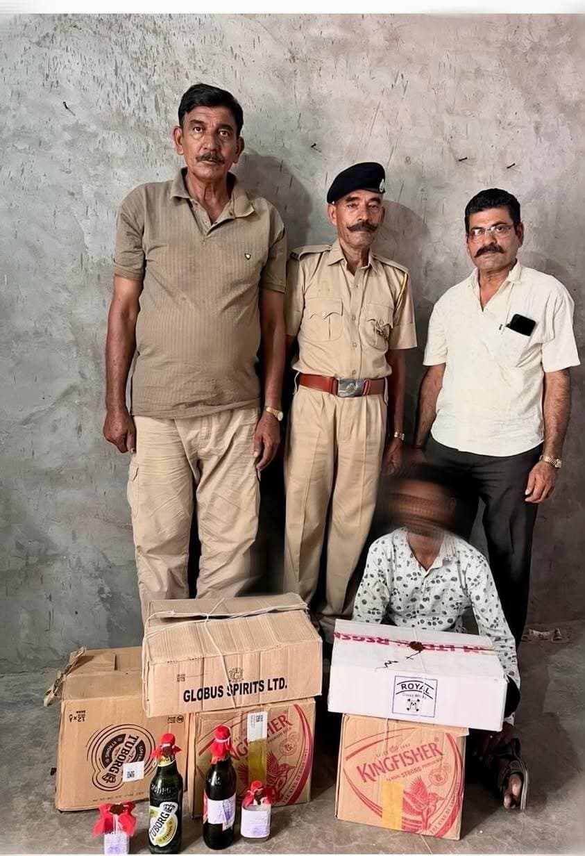 आबकारी आयुक्त के निर्देशन में
चित्तौड़गढ़ में एथेनाॅल भरा टेंकर किया सीज
प्रदेश में अवैध मदिरा पर कार्रवाई जारी, वाॅश एवं भट्टियां नष्ट
@followers @top fans News 24 Udaipur
#udaipur #ExciseDepartment #viralpost #nonfollowers
उदयपुर, 9 सितंबर। आबकारी आयुक्त नमित मेहता के निर्देशानुसार प्रदेश मंे निकाय चुनाव आदर्श आचार संहिता के तहत अवैध मदिरा निर्माण, भण्डारण, परिवहन एवं विक्रय पर रोकथाम के लिए जारी निरोधात्मक गतिविधियों के तहत चिŸाौड़गढ़ में आबकारी दल की कार्रवाई के तहत एथेनाॅल से भरा टेंकर जब्त किया गया। इस टेंकर के वाॅल्व बाॅक्स की सील टूटी मिली है। प्रकरण में अग्रिम अनुसंधान जारी है।
आबकारी आयुक्त नमित मेहता के निर्देशन में जीरो टाॅलरेंस की नीति अपनाते हुए अन्य राज्य की शराब की तस्करी, अवैध मदिरा के निर्माण, परिवहन व विक्रय पर आबकारी निरोधक टीमों द्वारा प्रभावी कार्यवाही की जा रही है। चिŸाौड़गढ़ जिला आबकारी अधिकारी लोकेश जोशी के अनुसार विश्वसनीय सूचना के आधार पर एथेनाॅल से भरे टेंकर संख्या त्श्र32 ळक् 9220 की जांच करने पर उसके वाॅल्व बाॅक्स की सील टूटी हुई मिली। टेंकर में 215 किलोग्राम वजन में कमी सहित 33 एमएम गेज भी कम था। उक्त संदेहास्पद स्थिति के तहत 39 हजार 900 लीटर एथेनॉल से भरे टैंकर को सीज करते हुए चालक बच्चूसिंह को गिरफ्तार किया गया। इस प्रकार आबकारी एक्ट के तहत अभियोग दर्ज कर अग्रिम अनुसंधान किया जा रहा है। कार्रवाई में एईओ महिपाल सिंह, एईओ शुभम सोनी, सीआई दिगंबर दयाल एवं पीओ धोलाराम शामिल रहे। अलवर में टोयाटा कार से 196 पव्वे आईएमएफएल एवं देशी शराब के जब्त किए साथ ही आरपीएफ के साथ संयुक्त कार्रवाई में 24 बोतल अंग्रेजी शराब फोर सेल इन चंड़ीगढ़ बरामद करते हुए अभियुक्त को गिरफ्तार किया। पाली में ईपीएफ टीम ने 6 कार्टन में भरी देशी मदिरा जब्त कर अभियुक्त को गिरफ्तार किया। हनुमानगढ़ में आबकारी टीम ने 58 देशी मदिरा के पव्वे, 12 बीयर बोतल एवं 15 लीटर अवैध हथकड़ शराब जब्त कर 3 अभियुक्तों को गिरफ्तार किया।
इसी प्रकार प्रदेश में समस्त अतिरिक्त आबकारी आयुक्त जोन, आबकारी उपायुक्त, जिला आबकारी अधिकारी, आबकारी निरीक्षक एवं आबकारी निरोधक दल द्वारा अवैध मदिरा के विरूद्ध जीरो टाॅलरेंस की नीति के तहत कार्यवाही की जा रही है।