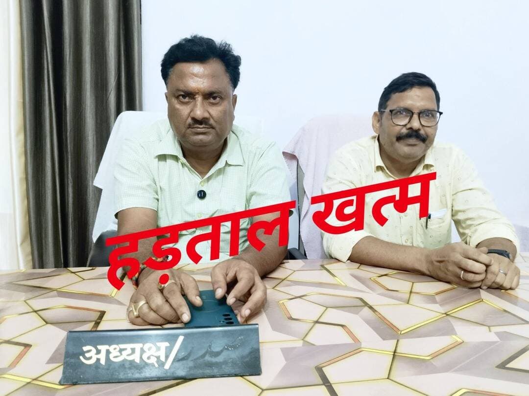 #बलिया नौ दिन से #न्यायालय #बहिष्कार पर अड़े #बेल्थरारोड #तहसील के अधिवक्ताओं का आखिरकार टूटा गतिरोध! #न्यायिक #एसडीएम तिमराज सिंह और नवागत #तहसीलदार राजू कुमार से सकारात्मक वार्ता के बाद #अध्यक्ष #अमरजीत_सिंह व #मंत्री #दिलरोज_अहमद की अगुवाई में अधिवक्ताओं ने बहिष्कार समाप्त कर दिया। अधिकारियों ने भरोसा दिया कि बिना सुनवाई किसी वाद को खारिज नहीं किया जाएगा। गुरुवार से तहसील के सभी न्यायालयों में फिर से सामान्य रूप से न्यायिक कार्य शुरू होगा।
#followerseveryone #nonfollowersviewers
#BeltharaRoad #Ballia #TehsilCourt #CourtBoycott #Advocates #CourtNews #BreakingNews