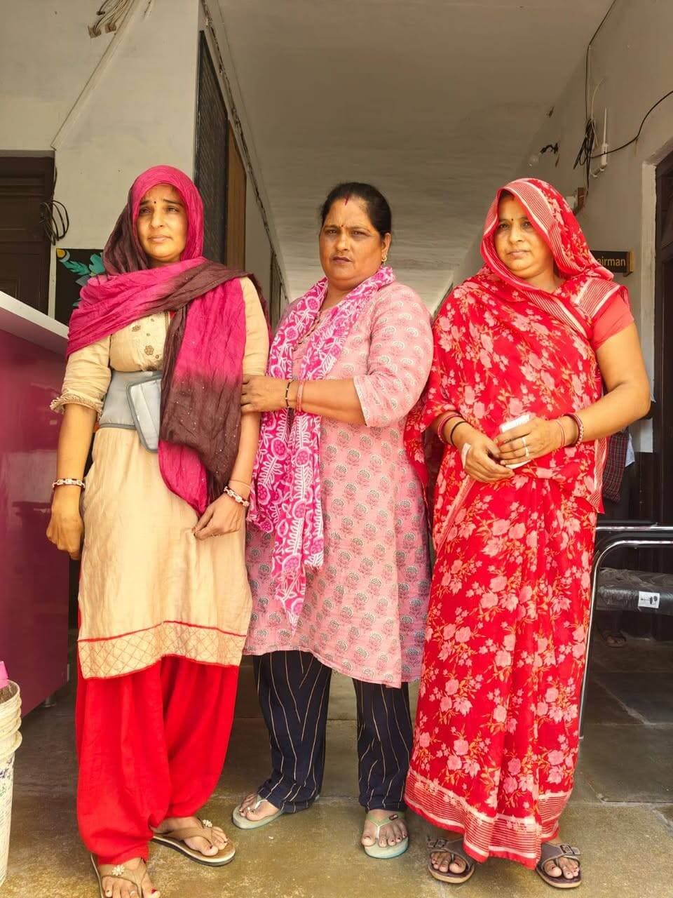 95 वर्षीय वृद्धा से लेकर पहली बार मतदान करने वाले युवाओं तक — चूरू में लोकतंत्र के महापर्व में हर वर्ग ने दिखाया भरपूर उत्साह
नगरीय निकाय चुनाव 2026 के प्रथम चरण में चूरू, सुजानगढ़, राजगढ़, रतननगर एवं छापर में मतदाताओं ने उत्साहपूर्वक निभाई लोकतांत्रिक जिम्मेदारी
चूरू, 9 सितंबर। नगरीय निकाय आम चुनाव 2026 के प्रथम चरण में बुधवार को नगरपरिषद चूरू, सुजानगढ़ तथा नगरपालिका राजगढ़, रतननगर एवं छापर में प्रातः 7 बजे से सायं 6 बजे तक मतदान संपन्न हुआ। जिला निर्वाचन अधिकारी एवं जिला कलक्टर अभिषेक सुराणा की अपील पर जिलेवासियों ने लोकतंत्र के इस महापर्व में उत्साहपूर्वक भाग लिया। वृद्ध, दिव्यांग, नवमतदाता एवं महिलाओं सहित समाज के हर वर्ग ने अपने मताधिकार का प्रयोग कर लोकतांत्रिक व्यवस्था के प्रति अपनी प्रतिबद्धता जताई।
मतदान के पर्व के लिए प्रेरणादायी चेहरा रहीं राजगढ़ के वार्ड संख्या 29 की 95 वर्षीय गीता देवी। चलने-फिरने में असमर्थ होने के बावजूद वे परिजनों की सहायता से मतदान केंद्र पहुंचीं और अपना वोट डाला। उनके इस जज्बे ने मतदाताओं के मन में लोकतंत्र के प्रति सम्मान और गहरा कर दिया।
इसी प्रकार राजगढ़ के वार्ड संख्या 31 की राजबाला का हाल ही में ऑपरेशन हुआ था, किंतु उन्होंने मतदान के प्रति दृढ़ इच्छाशक्ति दिखाई एवं मतदान केंद्र नेहरू बाल मंदिर स्कूल में परिजनों एवं उपस्थित स्टाफ की मदद से हिम्मत जुटाकर मतदान किया और संदेश दिया कि सभी लोकतांत्रिक कर्तव्य का सम्मान करें एवं उत्साहपूर्वक मतदान करें।
चूरू के वार्ड संख्या 20 स्थित ऑक्सफोर्ड स्कूल मतदान केंद्र पर 51 वर्षीय दिव्यांग मोहम्मद छोटू असलम स्काउट स्वयंसेवक विनोद की सहायता से मतदान करने पहुंचे। मतदान के पश्चात उन्होंने कहा कि शारीरिक अक्षमता कभी भी कर्तव्य की राह में बाधा नहीं बन सकती — मतदान करना हर नागरिक का अधिकार भी है और फर्ज भी।
नवमतदाताओं में भी मतदान के प्रति उल्लेखनीय उत्साह देखा गया। चूरू के वार्ड संख्या 54 की दिव्या चनानी तथा राजगढ़ के वार्ड संख्या 18 की अंशिका एवं नूतन ने पहली बार मतदान कर लोकतांत्रिक प्रक्रिया में अपनी सहभागिता दर्ज कराई। लुहारीवाला धर्मशाला मतदान केंद्र पर मतदान के पश्चात अंशिका एवं नूतन ने कहा कि पहली बार वोट डालने का यह अनुभव एक जिम्मेदार नागरिक होने का बोध कराता है और प्रत्येक नागरिक को मतदान में अवश्य भाग लेना चाहिए।
सुजानगढ़ के वार्ड संख्या 10 में महिला मतदाताओं ने सामूहिक रूप से मतदान केंद्र पर अपने मताधिकार का प्रयोग करके महिला सशक्तिकरण की दिशा में एक उदाहरण भी प्रस्तुत किया।