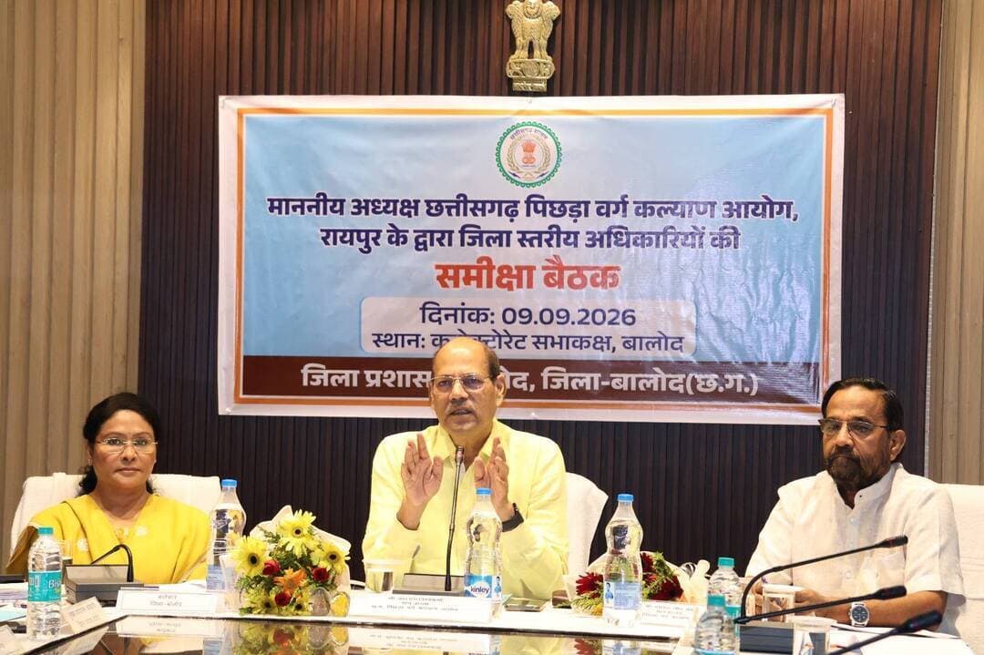 छत्तीसगढ़ पिछड़ा वर्ग कल्याण आयोग के अध्यक्ष श्री आर.एस. विश्वकर्मा की अध्यक्षता में आज बालोद जिले के वरिष्ठ अधिकारियों की समीक्षा बैठक आयोजित हुई।
बैठक में जिले में संचालित विभिन्न शासकीय कल्याणकारी योजनाओं की प्रगति, भौतिक उपलब्धियों तथा अन्य पिछड़ा वर्ग (ओबीसी) सहित सभी वर्गों के हितग्राहियों को योजनाओं का मिल रहे लाभ की विभागवार समीक्षा की गई। बैठक में कलेक्टर श्रीमती दिव्या उमेश मिश्रा ने विभागवार योजनाओं की प्रगति और उपलब्धियों की जानकारी दी।
#BalodDistrict
#Chhattisgarh