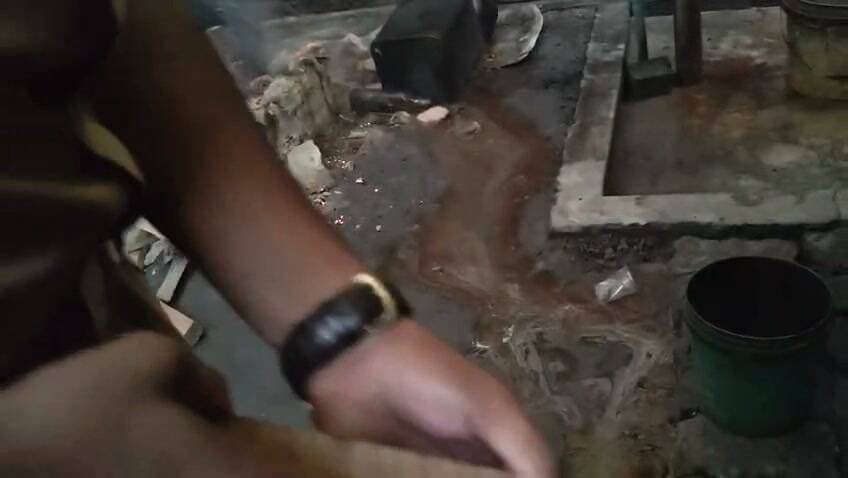 *थाना रेवती पुलिस व आबकारी टीम की संयुक्त नेतृत्व में थानाक्षेत्र अन्तर्गत ग्राम दुसाध टोली में दबिश देकर 500 लीटर लहन तथा 05 भट्टी को किया गया नष्ट।*
*श्रीमान् पुलिस अधीक्षक महोदय बलिया श्री ओमवीर सिंह* के निर्देशन में जनपद में अपराध एवं अपराधियों पर अंकुश लगाये जाने हेतु चलाये जा रहे अभियान के क्रम में श्रीमान् अपर पुलिस अधीक्षक दक्षिणी महोदय श्री संजय कुमार वर्मा के निकट पर्यवेक्षण में व श्रीमान् क्षेत्राधिकारी बैरिया महोदय श्री आलोक कुमार गुप्ता के कुशल नेतृत्व में आज दिनांक 09.09.2026 को आबकारी टीम के निरीक्षक विमलेश मय हमराह व थानाध्यक्ष श्री अनिल कुमार सिंह मय हमराह का0 बलिराम कुमार,का0 शैलेष कुमार व उ0नि0 कुलजीत कुमार, उ0नि0 श्री गोवर्धन यादव, का0 सुनील चौधरी, का0 अभिषेक कुमार, का0 अंकुर पाण्डेय, का0 प्रवेश यादव, का0 विशाल गौतम, का0 कृष्ण कुमार, का0 अनिरुद्ध पाल, का0 शशिप्रकाश, म0का0 नेहा यादव, म0का0 प्रिया यादव, म0का0 खुशबू कुमारी, म0का0 सुनयना देवी के थाना अन्तर्गत ग्राम दुसाध टोली कस्बा रेवती मे दबिश देकर 500 लीटर लहन तथा 05 भट्टी नष्ट किया गया । कोई वांछनीय तत्व प्रकाश में नही आया। आबकारी विभाग के द्वारा 01 मुकदमा (35 लीटर कच्ची शराब) पंजीकृत किया गया ।
*लहन/भट्ठी नष्ट करने वाली पुलिस टीम*
1. निरीक्षक श्री विमलेश मय हमराह आबकारी टीम जनपद बलिया
2. थानाध्यक्ष श्री अनिल कुमार सिंह थाना रेवती जनपद बलिया
3. उ0नि0 श्री गोवर्धन यादव थाना रेवती जनपद बलिया
4. उ0नि0 श्री कुलजीत थाना रेवती जनपद बलिया
5. का0 बलिराम कुमार थाना रेवती जनपद बलिया
6. का0 शैलेष कुमार थाना रेवती जनपद बलिया
7. का0 सुनील चौधरी थाना रेवती जनपद बलिया
8. का0 अभिषेक कुमार थाना रेवती जनपद बलिया
9. का0 अंकुर पाण्डेय थाना रेवती जनपद बलिया
10. का0 प्रवेश यादव थाना रेवती जनपद बलिया
11. का0 विशाल गौतम थाना रेवती जनपद बलिया
12. का0 कृष्ण कुमार थाना रेवती जनपद बलिया
13. का0 अनिरूद्ध पाल थाना रेवती जनपद बलिया
14. का0 शशिप्रकाश थाना रेवती जनपद बलिया
15. म0का0 नेहा यादव थाना रेवती जनपद बलिया
16. म0का0 प्रिया यादव थाना रेवती जनपद बलिया
17. म0का0 सुनयना थाना रेवती जनपद बलिया
18. म0का0 खुशबू कुमारी थाना रेवती जनपद बलिया
*सोशल मीडिया सेल*
*बलिया पुलिस*